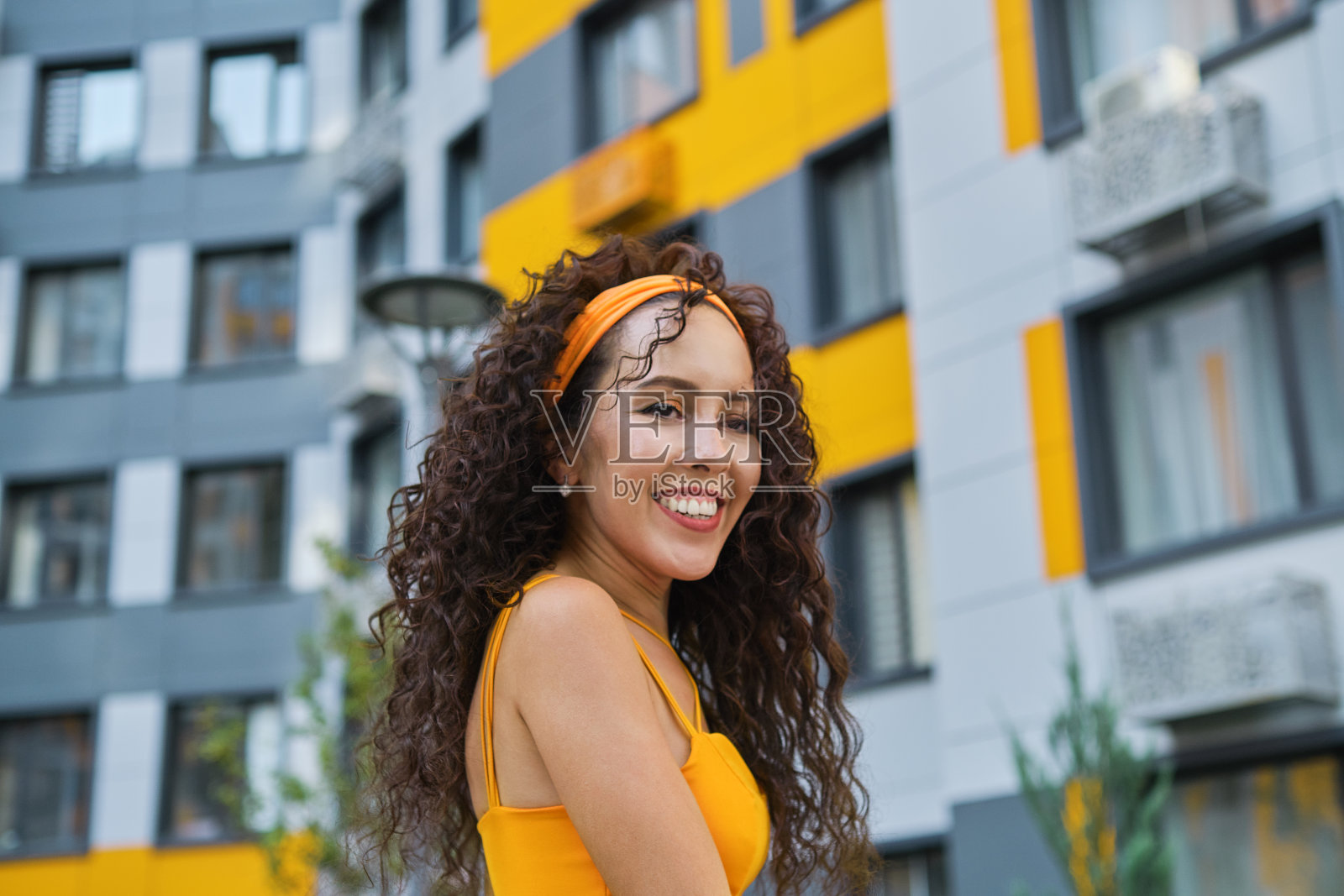 一个卷发美女的特写肖像照片摄影图片