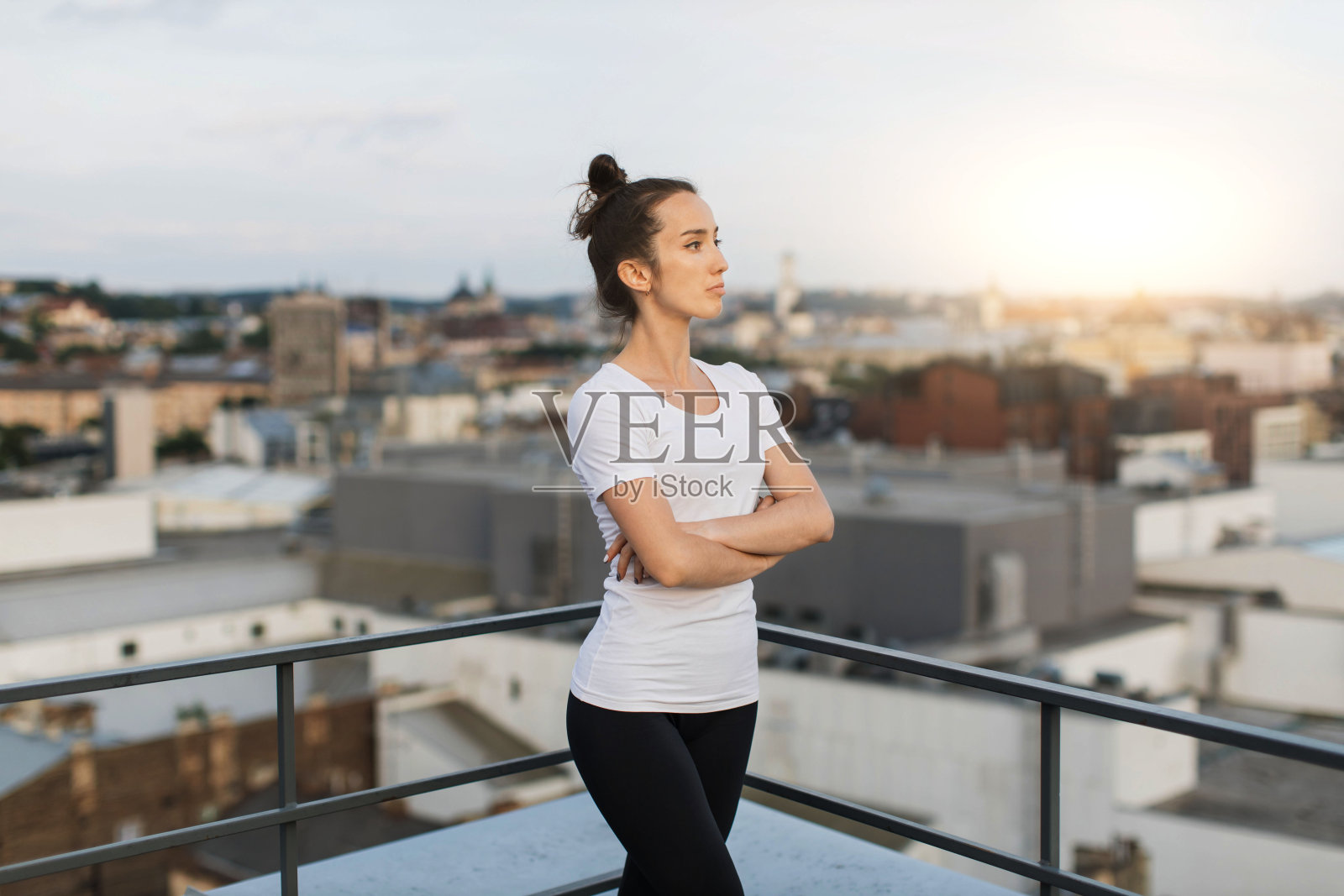 女士在户外运动后在全景露台上放松照片摄影图片