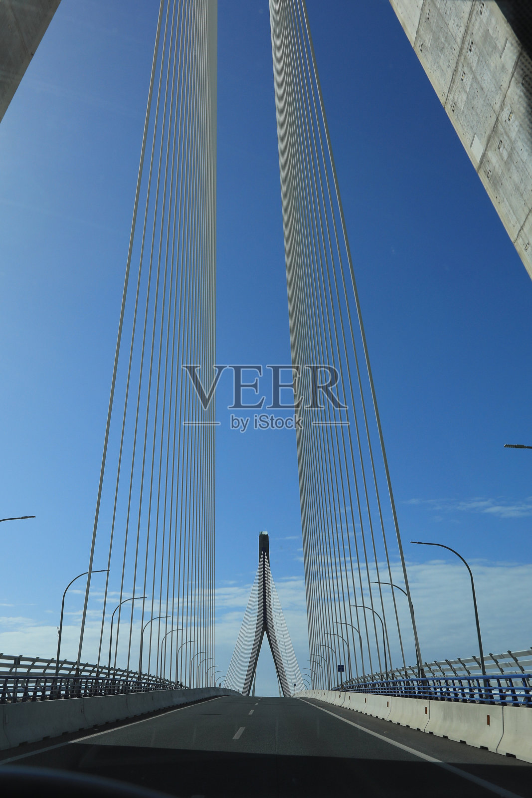 蓝天下横跨加的斯河的桥照片摄影图片