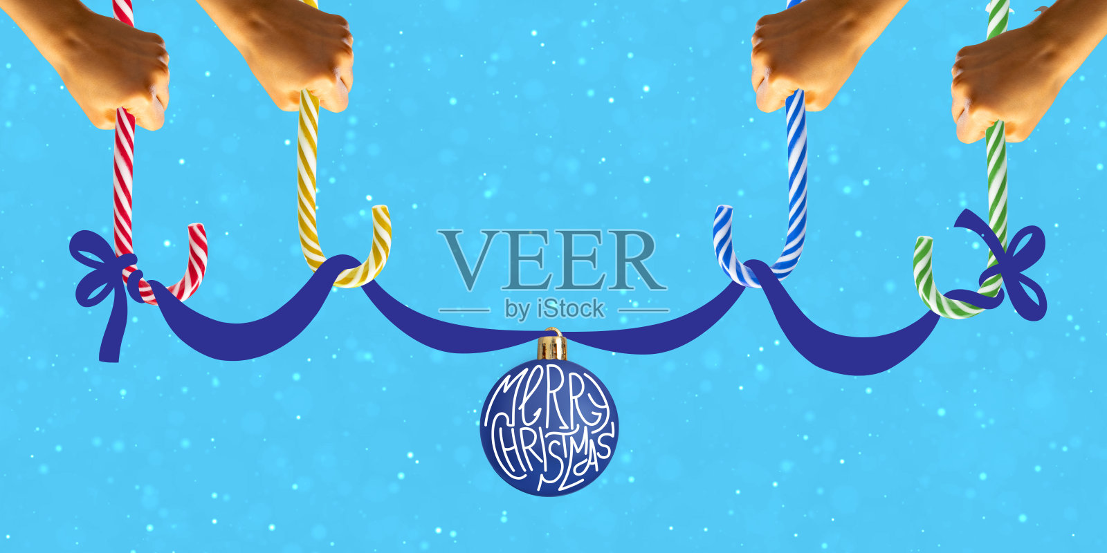 海报。当代艺术拼贴。现代创意艺术。手里拿着糖果手杖和彩带装饰的玩具、球。照片摄影图片