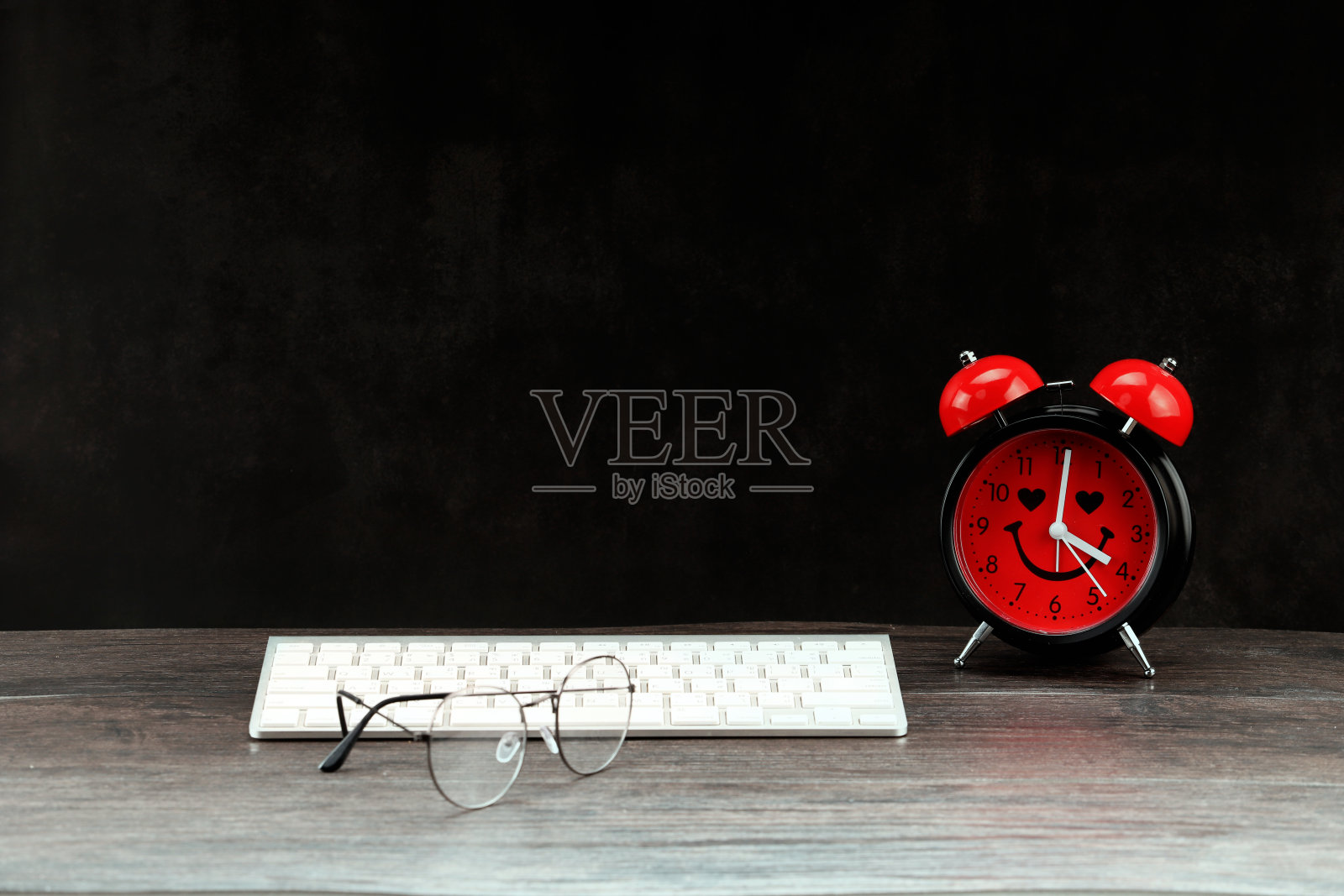 时钟和电脑，黑色背景照片摄影图片