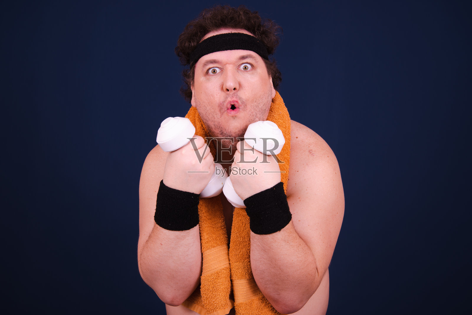 吃汉堡，在健身房健身的滑稽胖子。照片摄影图片