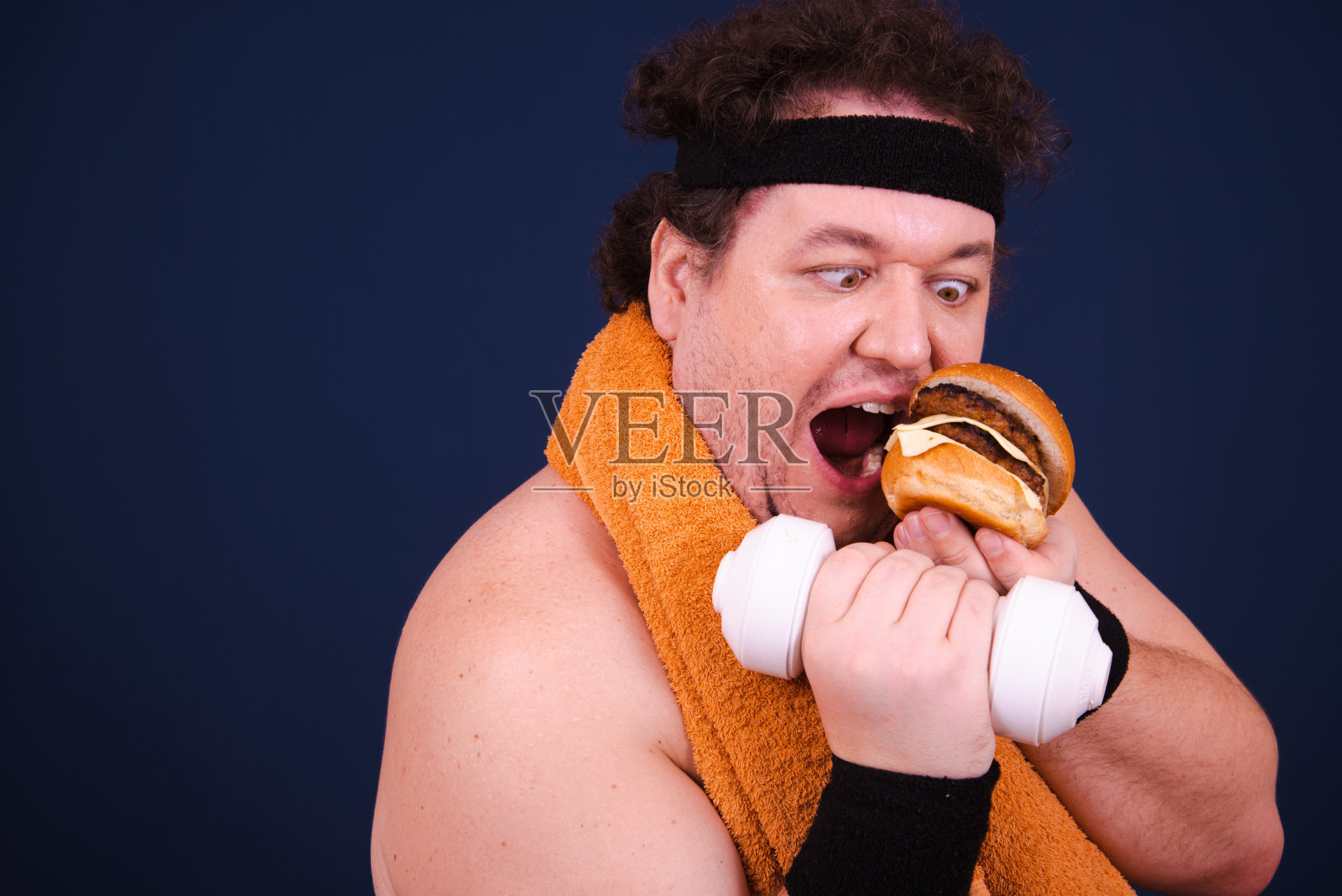 吃汉堡，在健身房健身的滑稽胖子。照片摄影图片