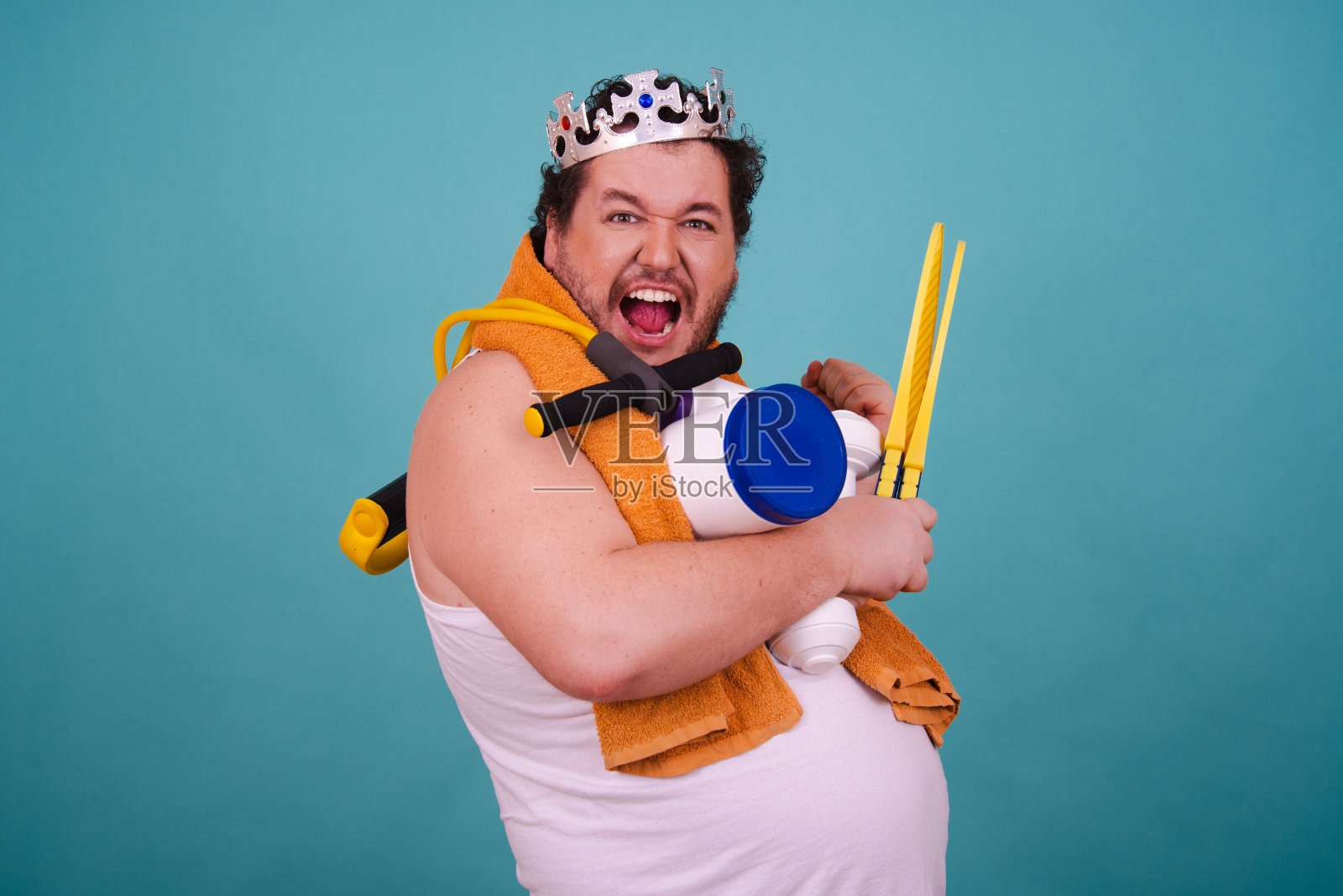 有趣的胖子喜欢运动，饮食合理。照片摄影图片