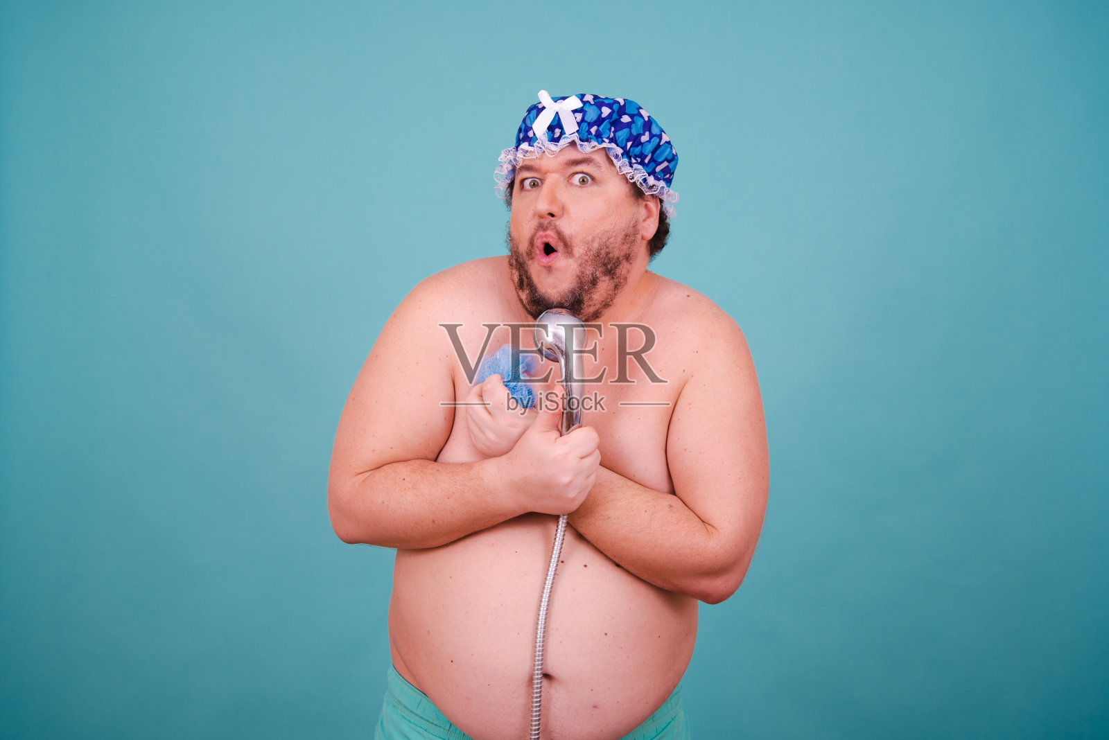 滑稽的胖子在洗澡。照片摄影图片