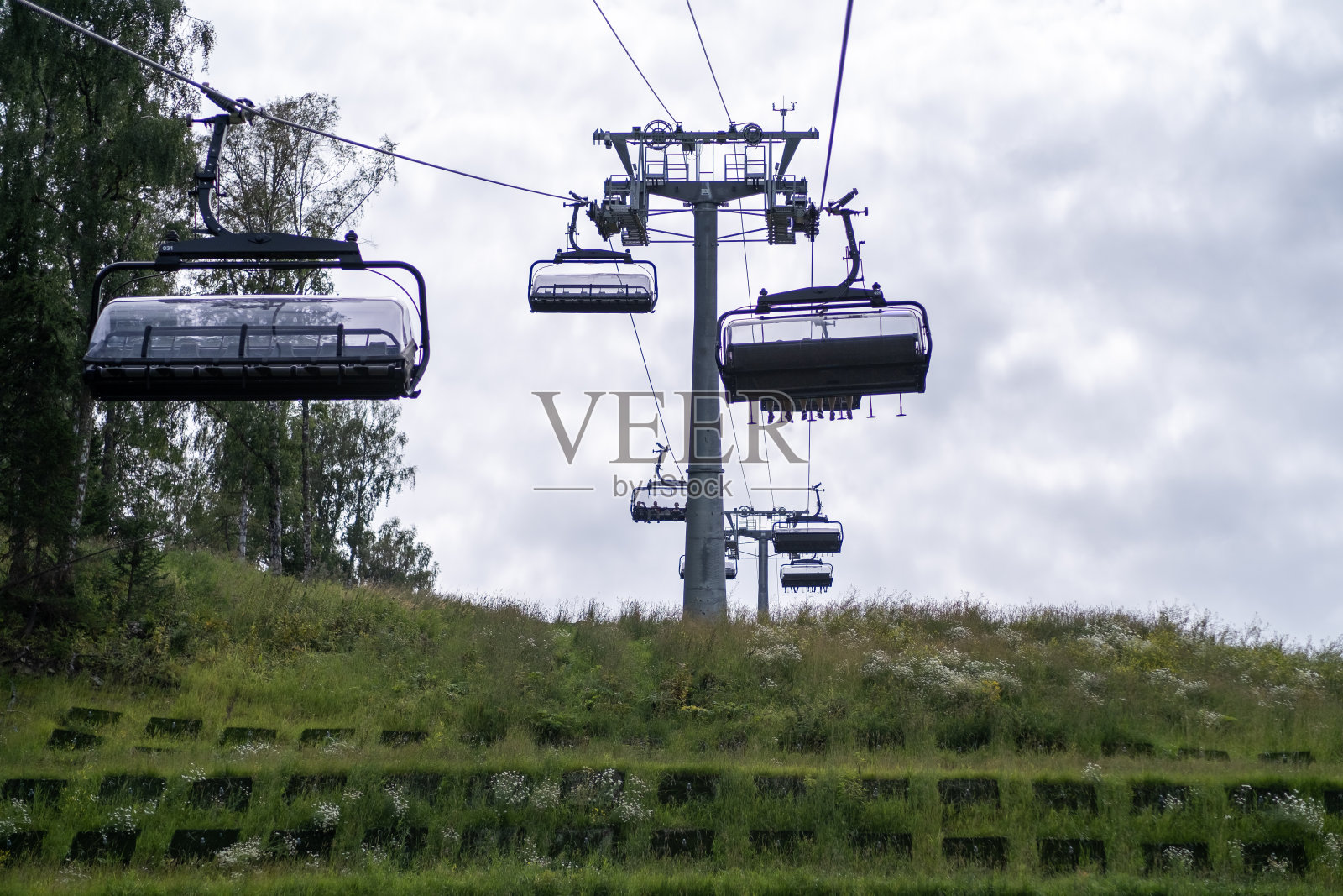 以山为背景的缆车驾驶室特写照片摄影图片