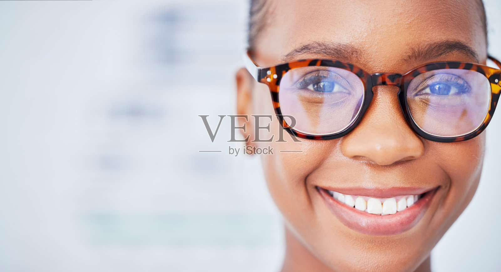 脸，黑人妇女和眼镜在眼科，微笑和视力在医院健康保健。肖像，框架和非洲人戴眼镜，镜片或处方眼镜的模拟空间照片摄影图片