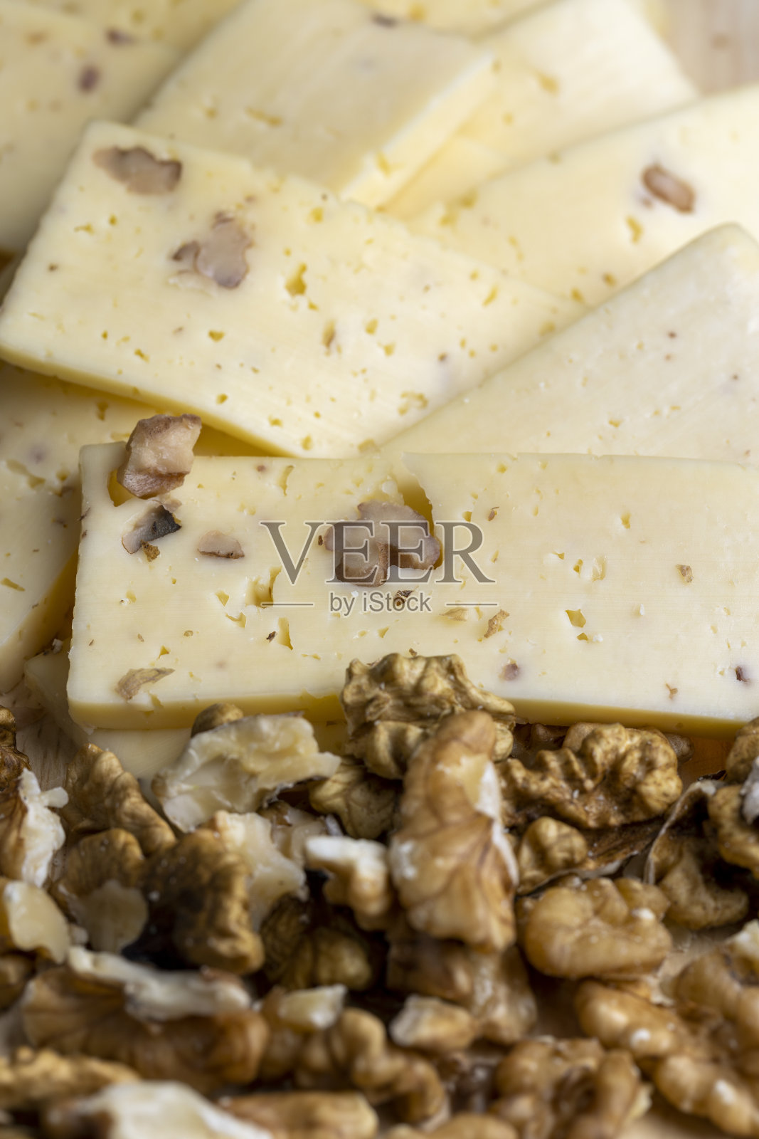 切片的牛奶奶酪和核桃照片摄影图片