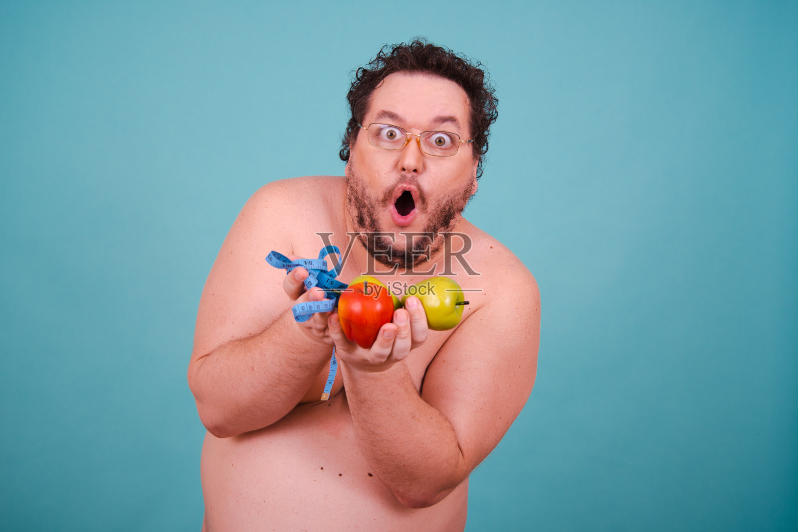 节食的滑稽胖子。照片摄影图片