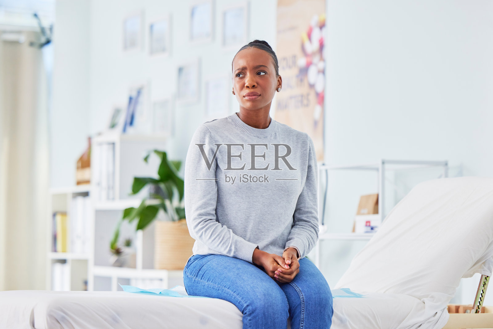 黑人妇女，病人和病人在医院病床上紧张地等待医生检查、预约或咨询。非洲女性患流感、发烧或精神疾病或诊所咨询照片摄影图片