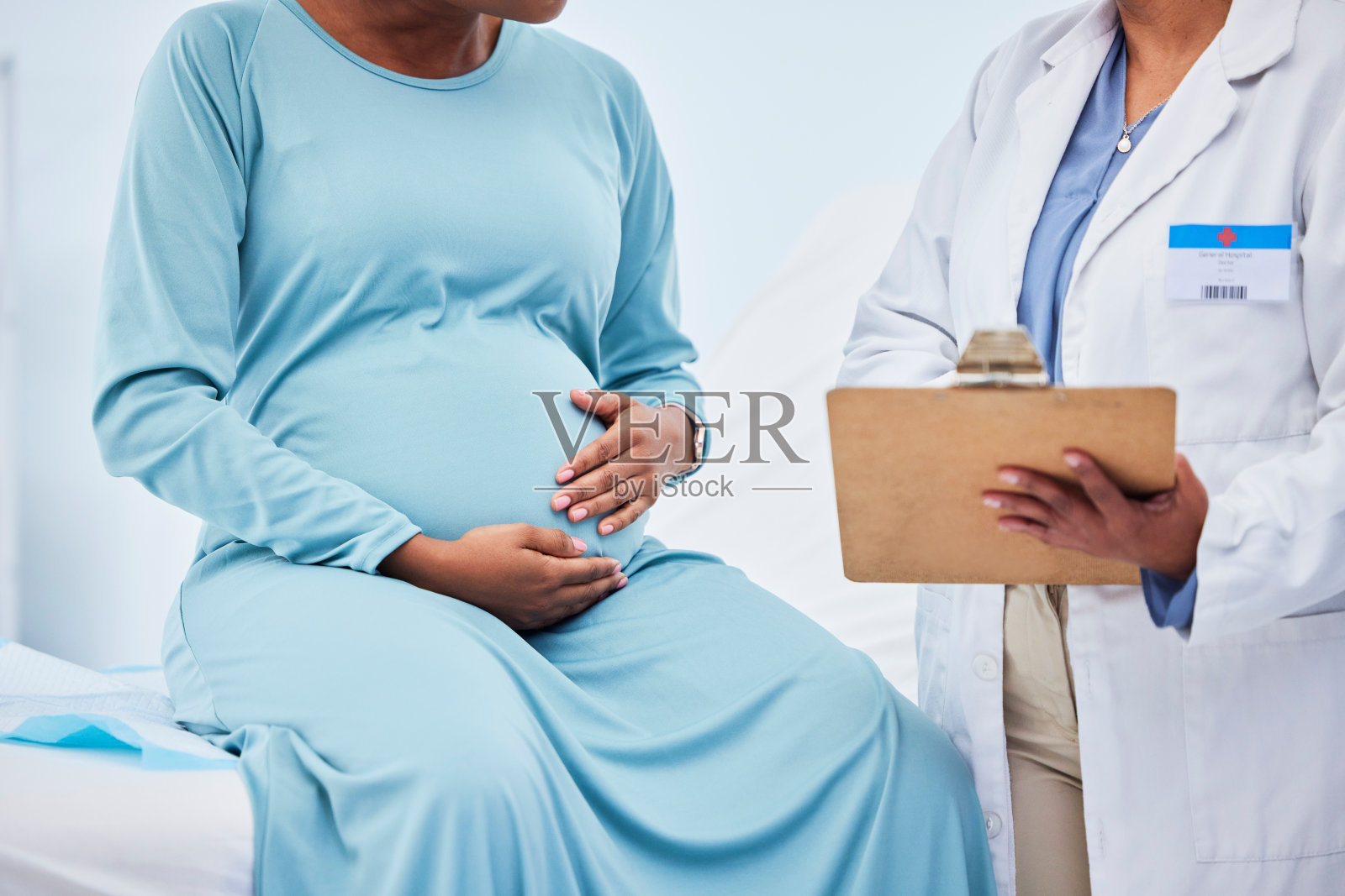 孕妇、医生在医院咨询、妇科服务和保健检查、检查或结果时的手和核对表。医学妇科，护士和妊娠图表，剪贴板和诊所床照片摄影图片