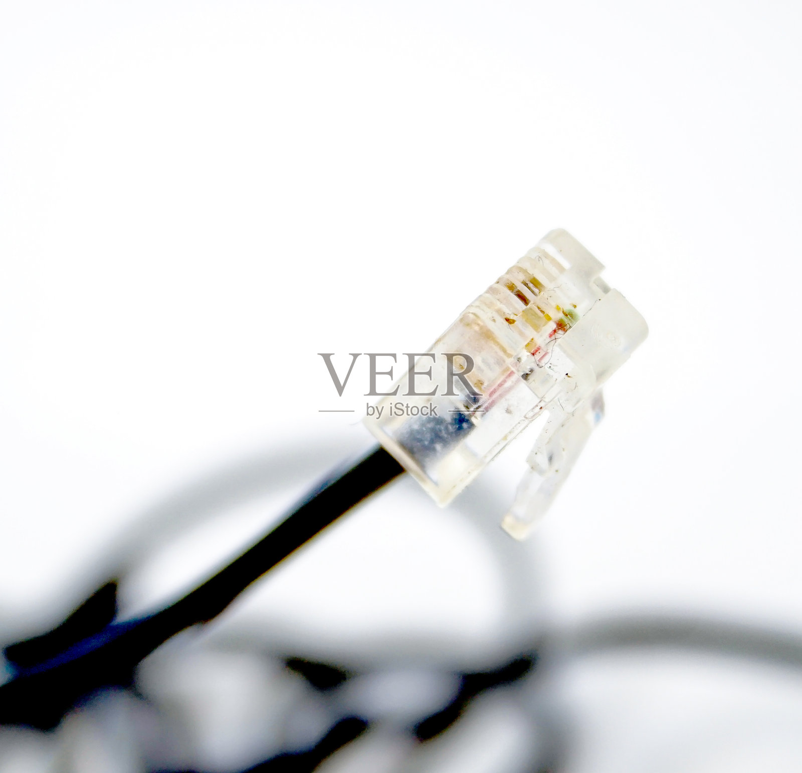 白色背景上肮脏的黑色互联网跳线。照片摄影图片