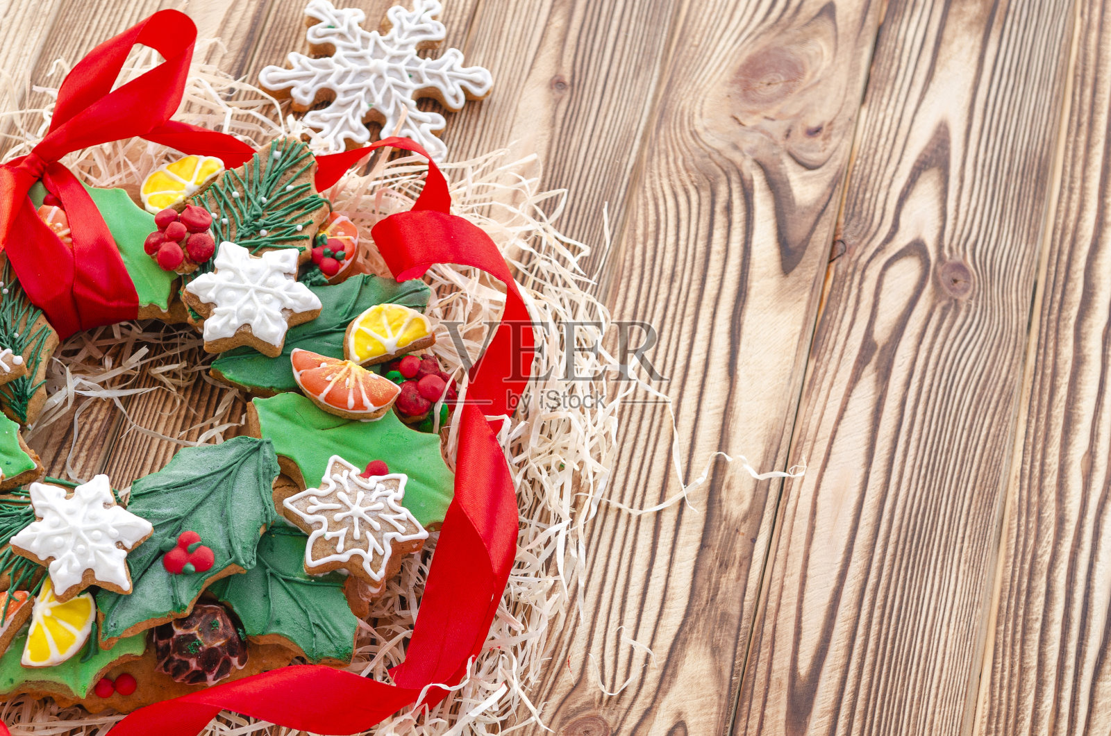 装饰组成一个圣诞花环，姜饼饼干照片摄影图片