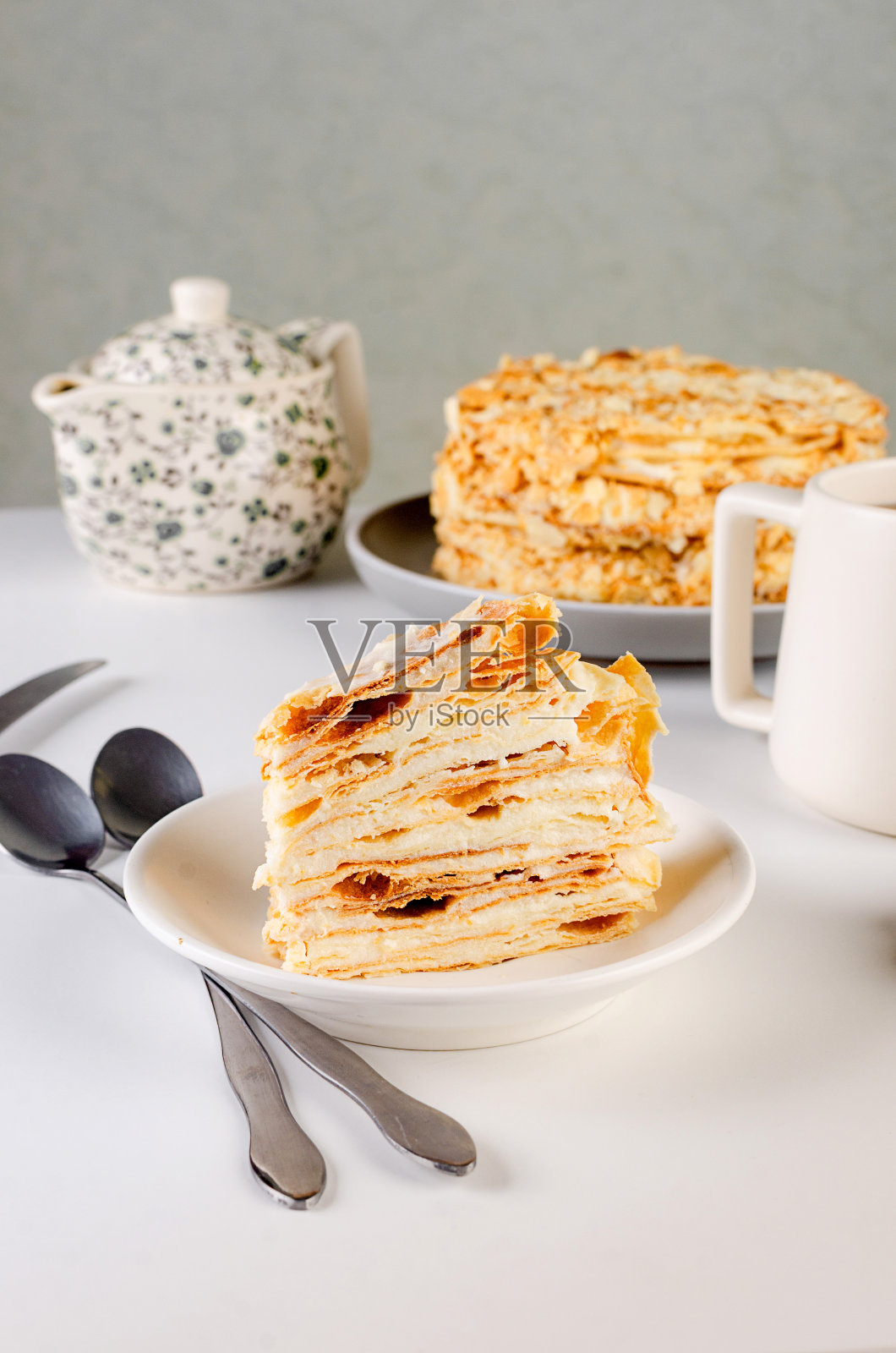 一块拿破仑蛋糕。蛋奶沙司分层蛋糕照片摄影图片