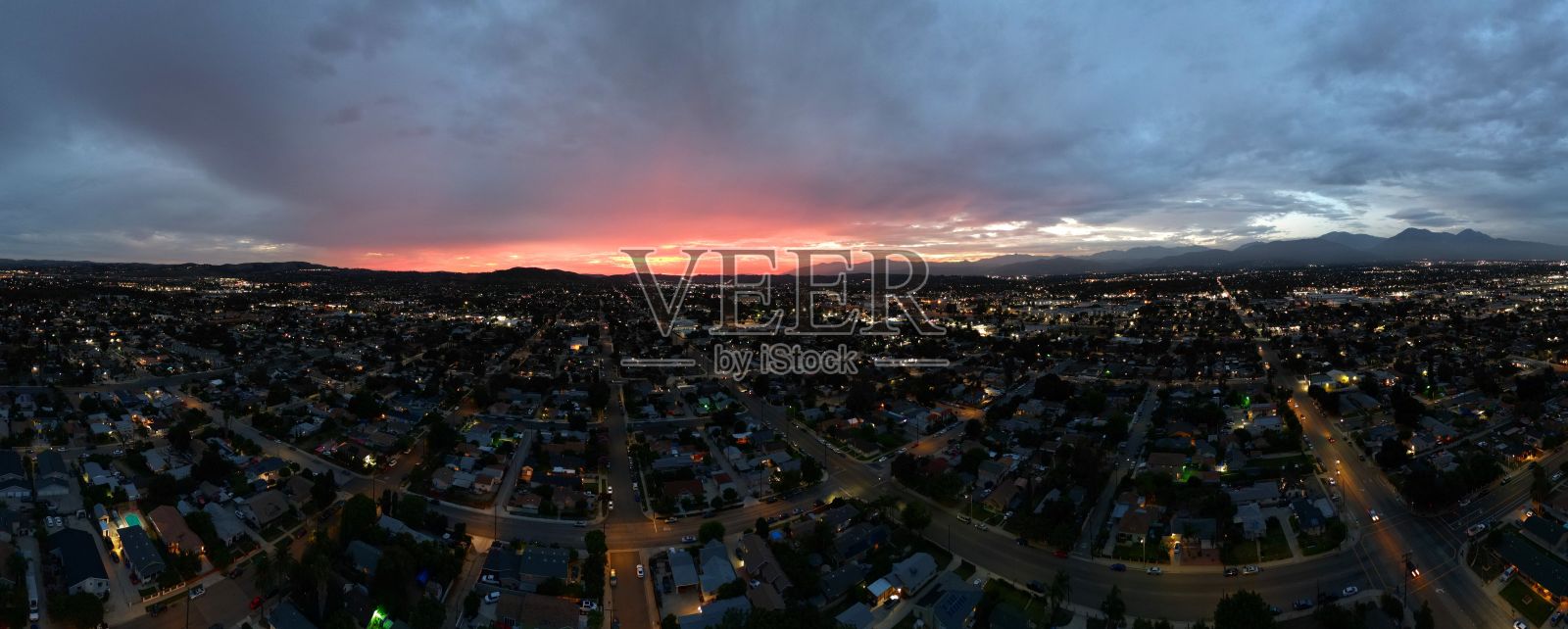 鸟瞰南加州明亮的日落天空照片摄影图片