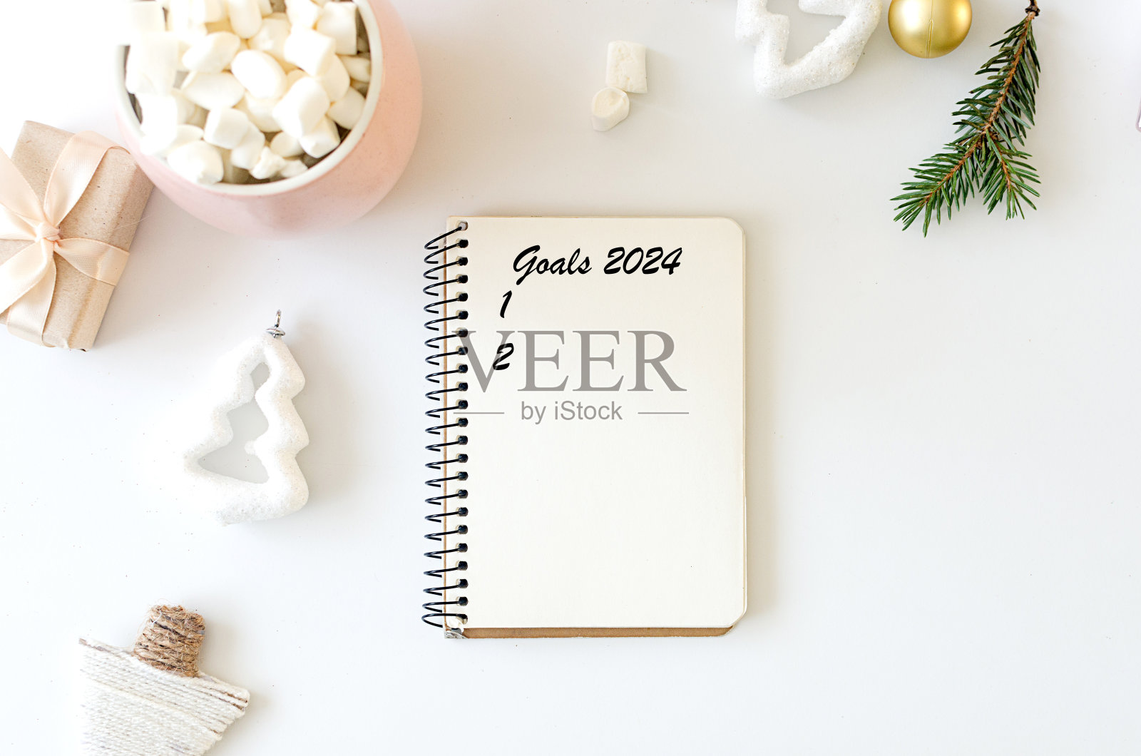 新年决心的概念。用笔记本列出2024年的目标或计划;照片摄影图片