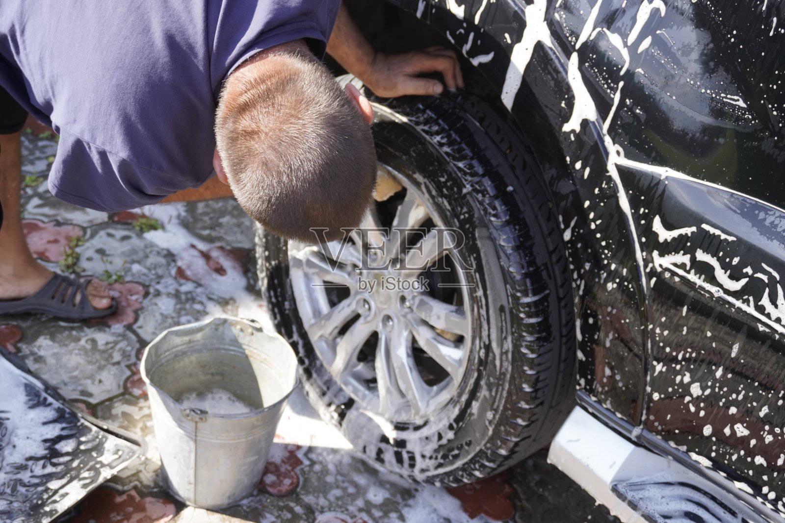 男士洗车用洗车机-压力清洗机，洗发水，海绵和超细纤维汽车毛巾照片摄影图片