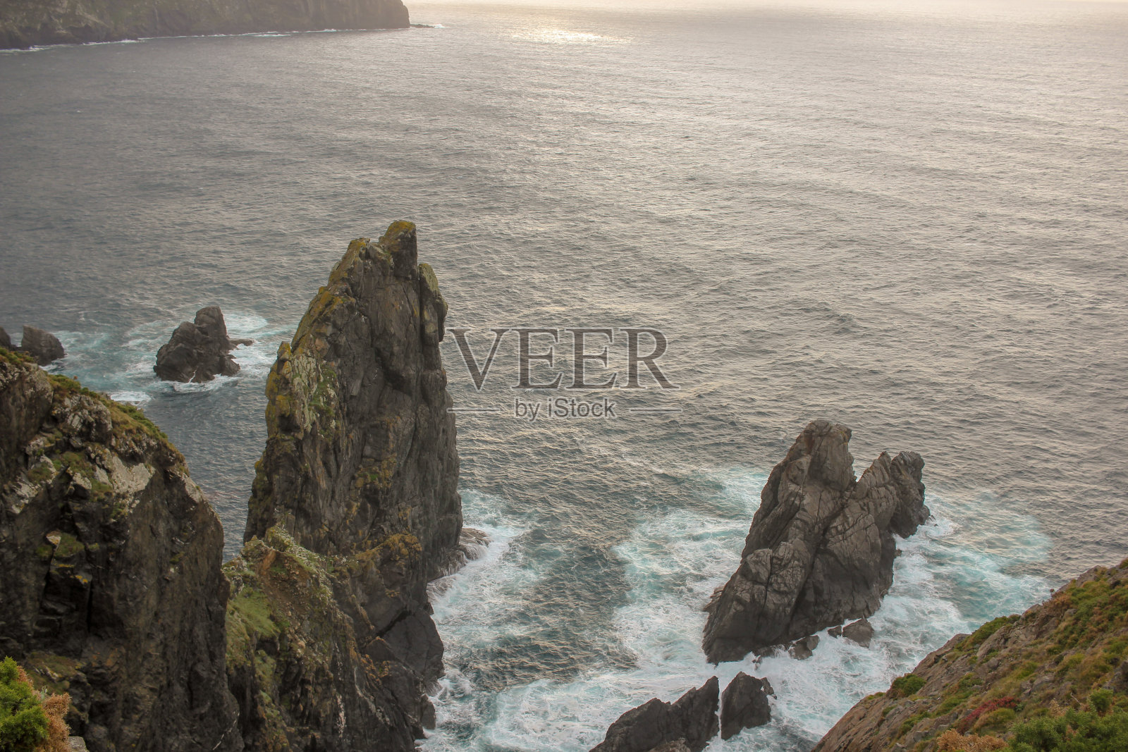 大西洋上的岩石和悬崖照片摄影图片