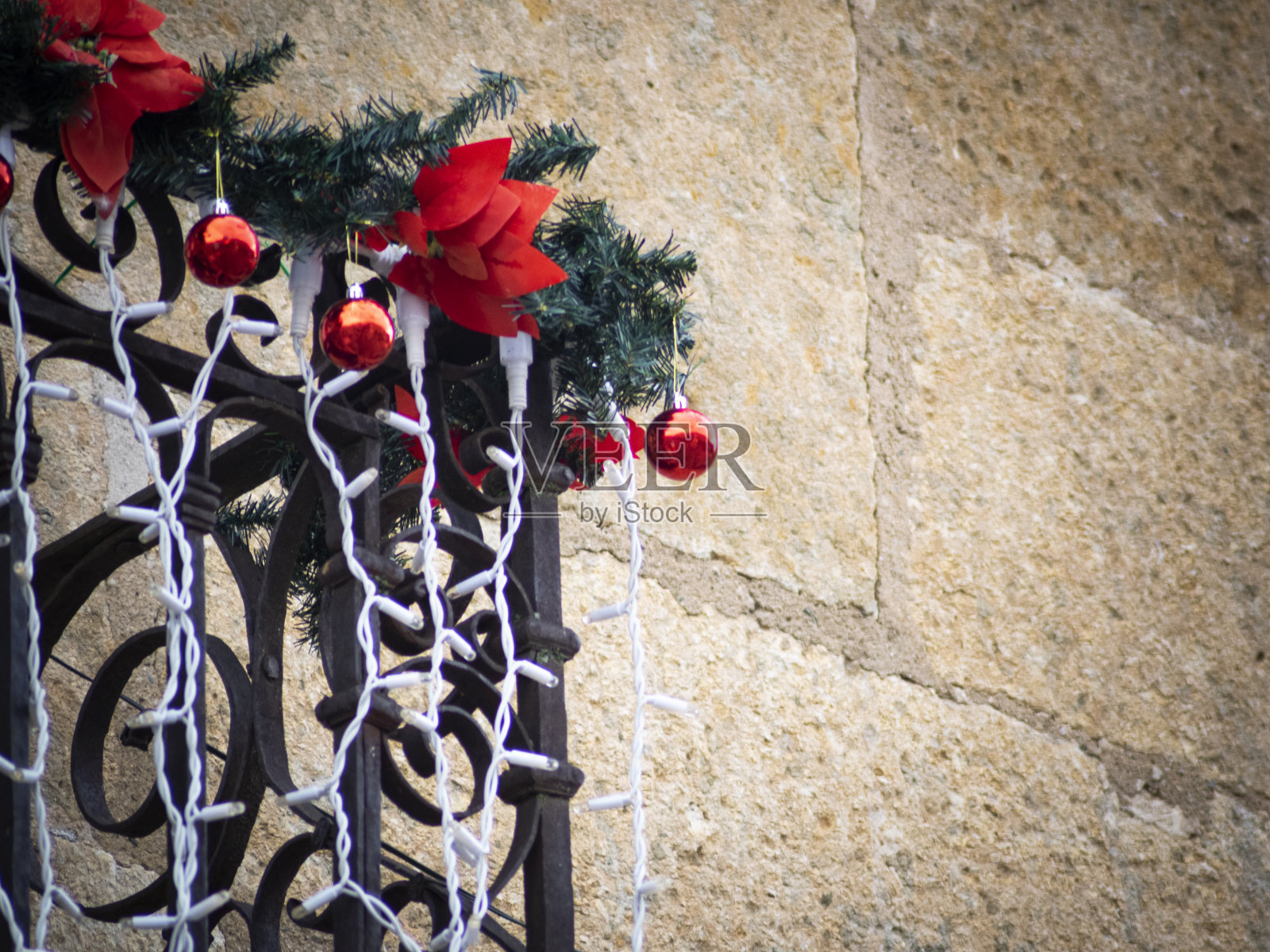 圣诞装饰的阳台，在一个古老的欧洲城市，照片摄影图片