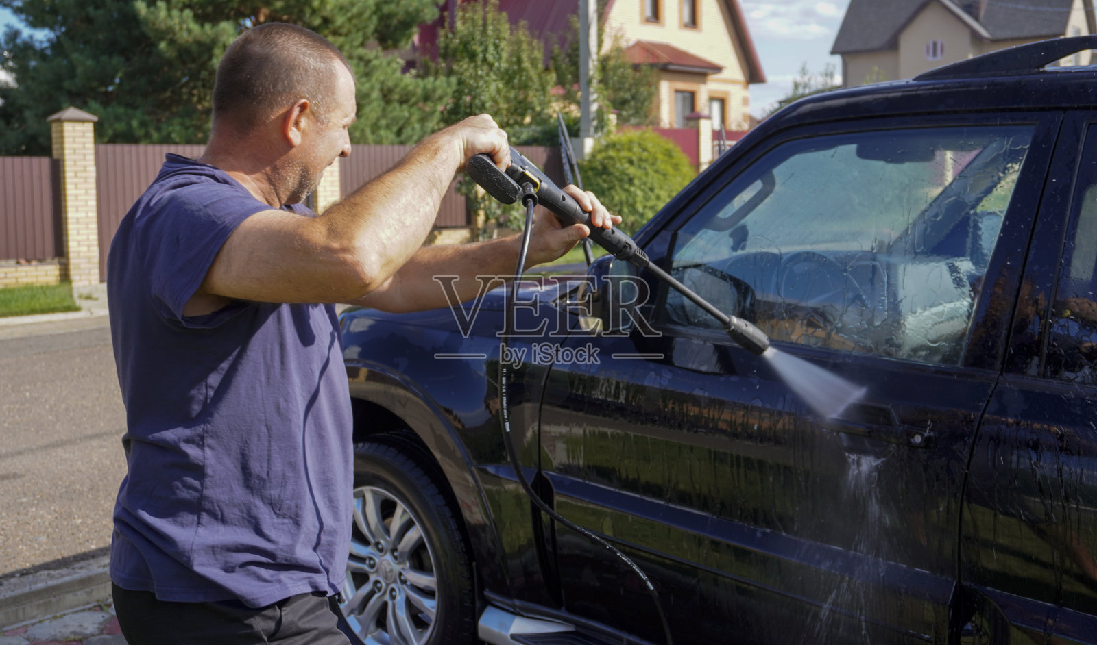 男士洗车用洗车机-压力清洗机，洗发水，海绵和超细纤维汽车毛巾照片摄影图片
