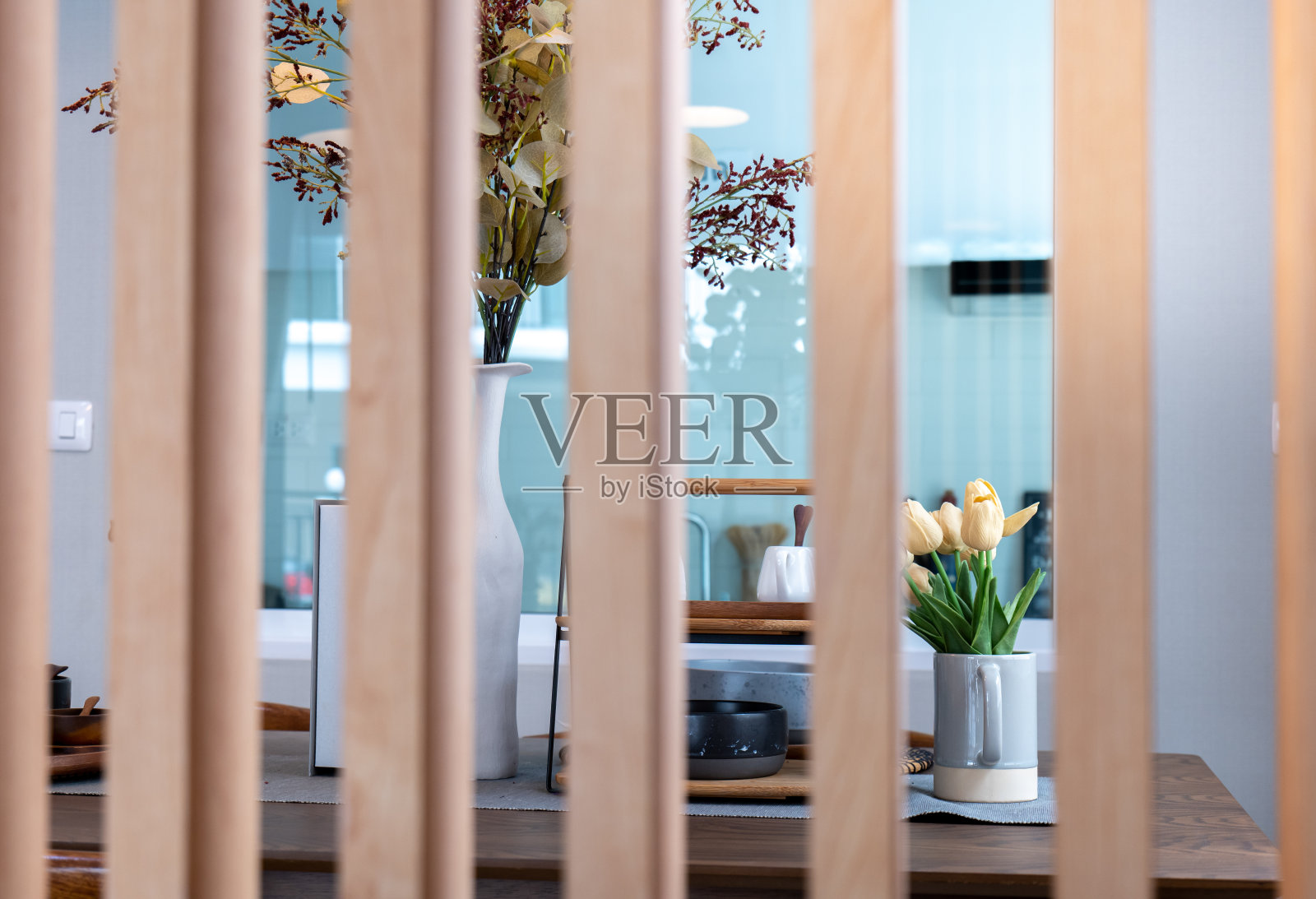 木板上模糊隔断，屋内木纹垂直墙面背景。照片摄影图片