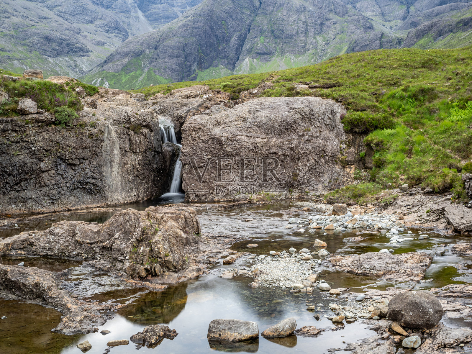 苏格兰斯凯岛的仙女池照片摄影图片
