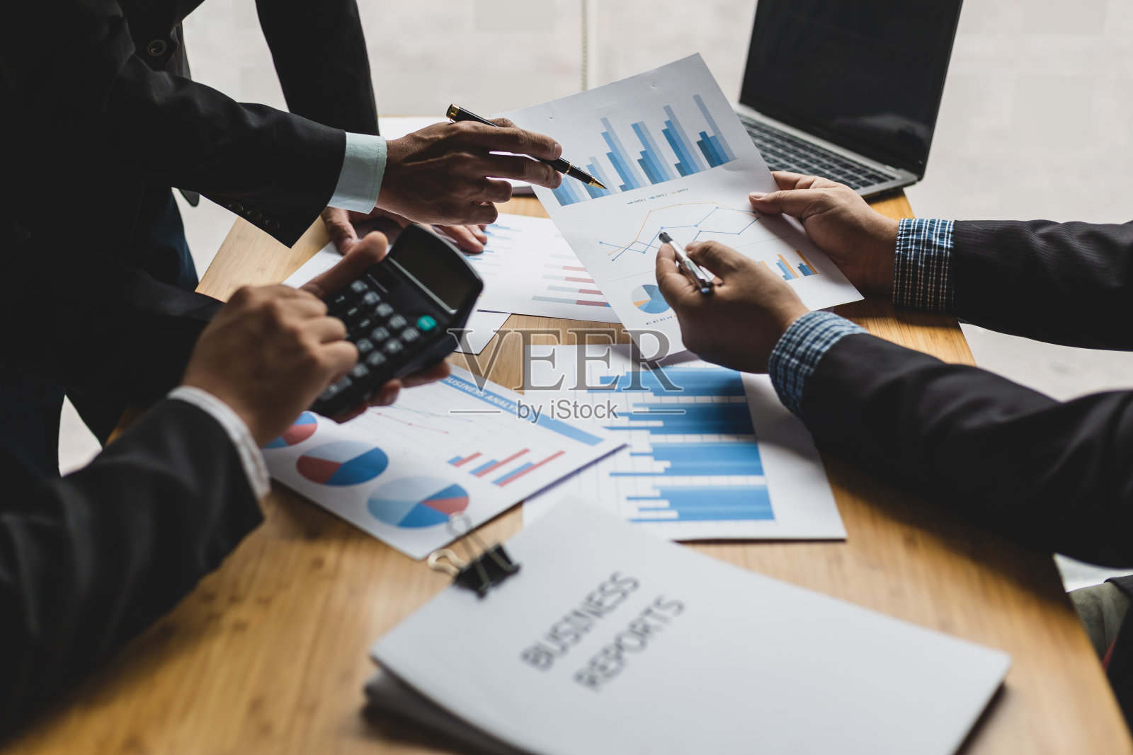 商务咨询会议讨论财务图表分析和投资策略规划。财务规划和会计。照片摄影图片