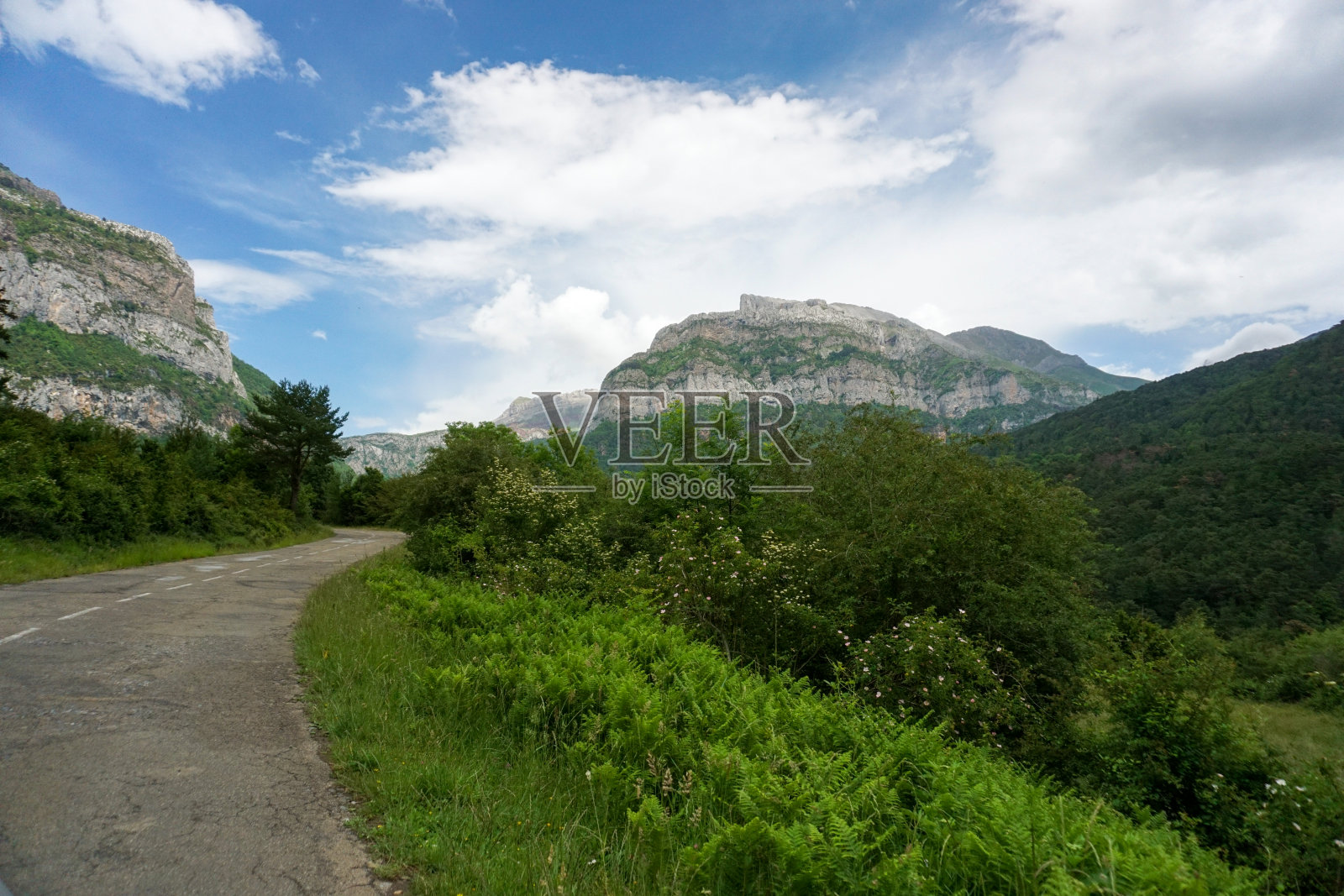 位于西班牙比利牛斯山脉赫丘山谷的阿切尔城堡照片摄影图片
