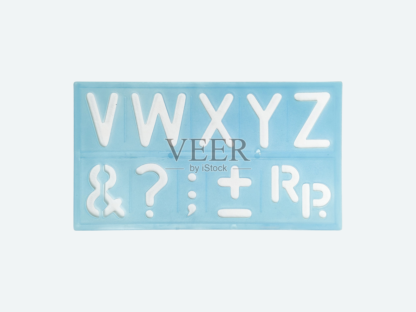 白色背景上的蓝色字母模板标尺。经典字母和数字成型尺照片摄影图片