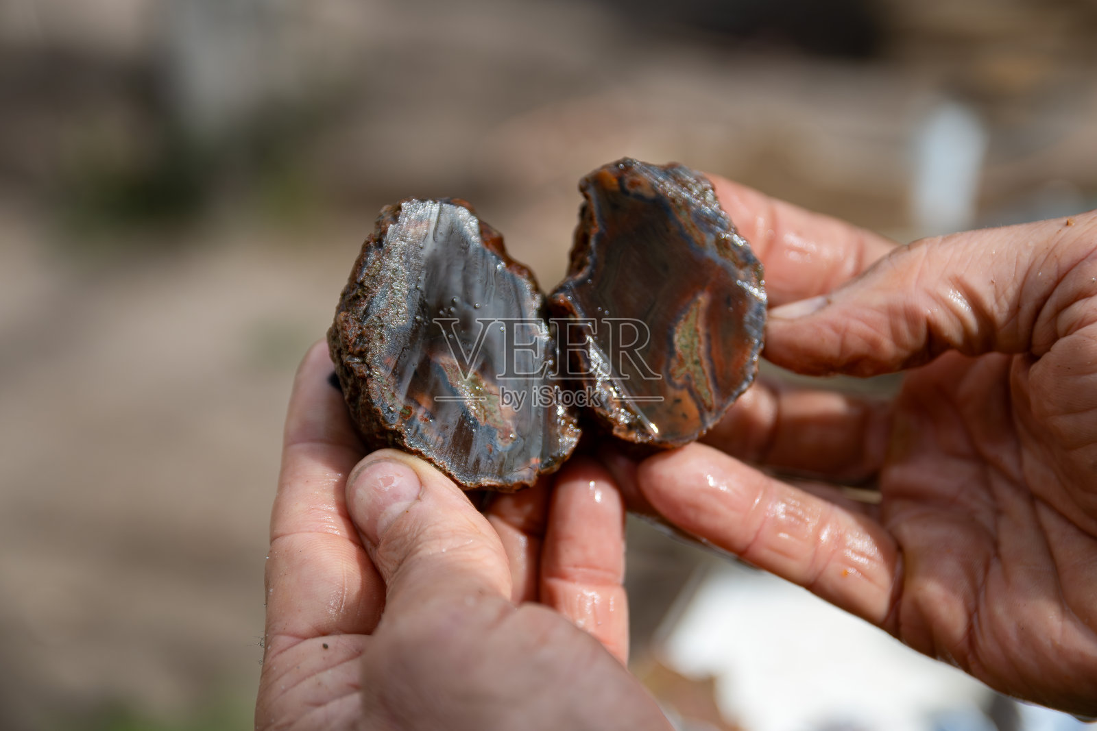 工匠将玛瑙切割后压紧。照片摄影图片