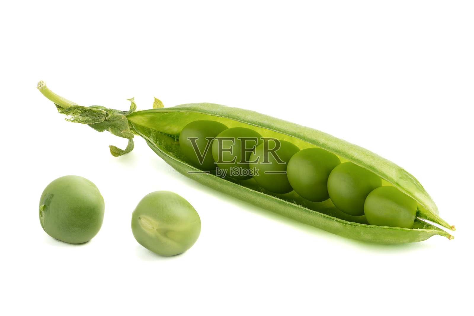 在白色背景上，豌豆荚里的熟豌豆。照片摄影图片
