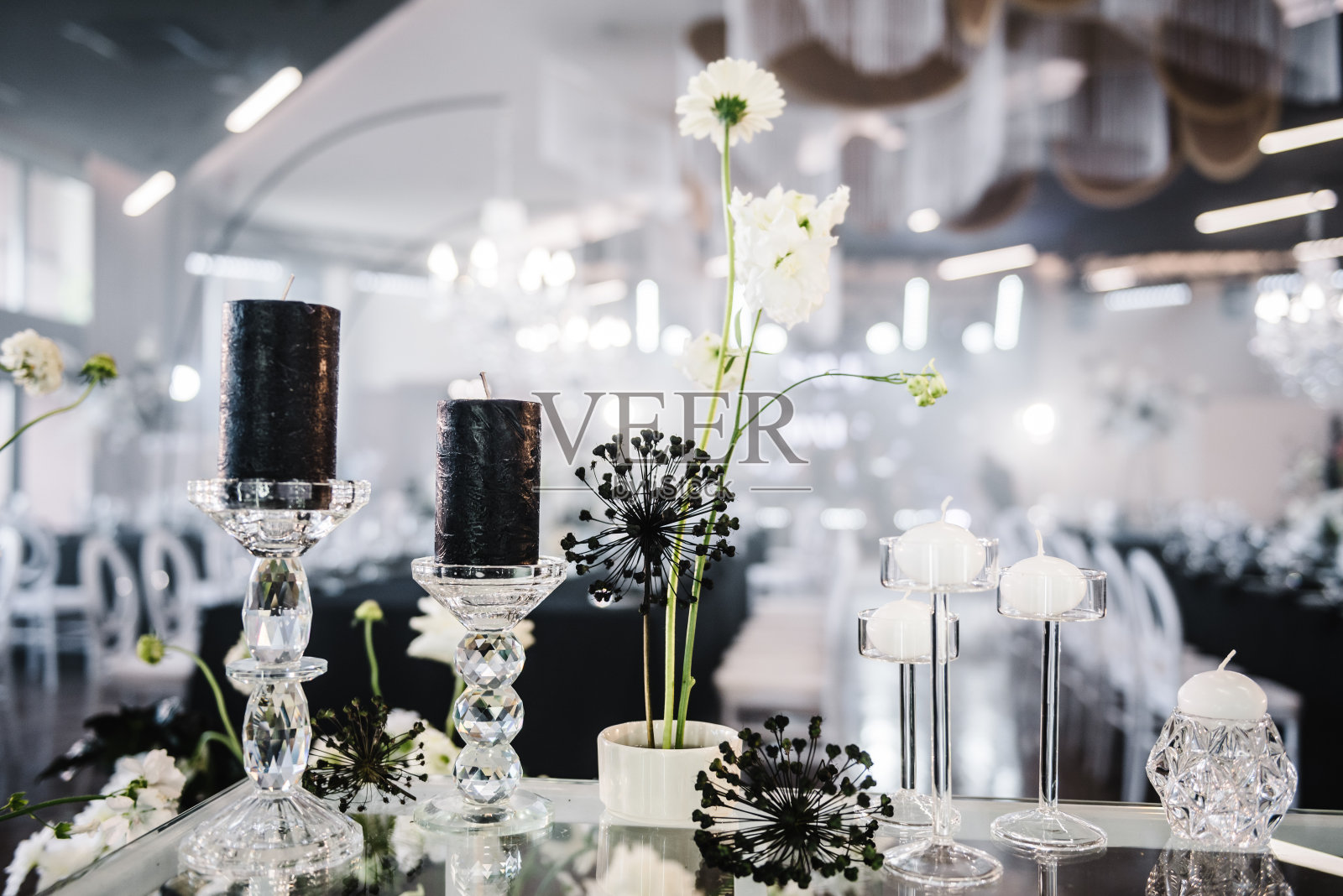 宴会装饰由鲜花、蜡烛、酒楼烛台组成。豪华婚宴。摆好桌子，摆好餐具。时尚的黑色丰富的装饰。生日，洗礼，大事。内部细节。照片摄影图片