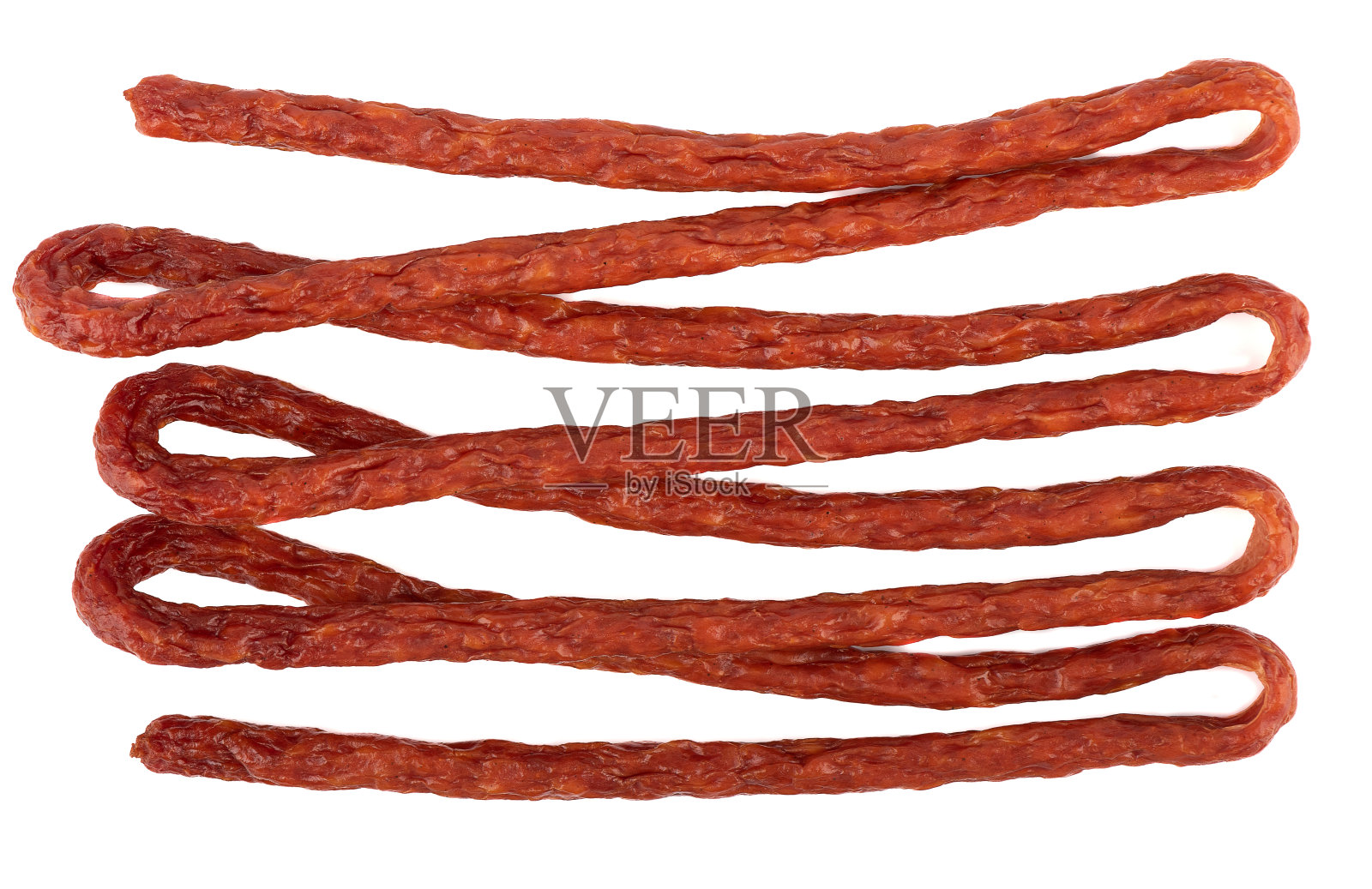 薄烟熏卡巴诺香肠水平放置在白色背景上。照片摄影图片