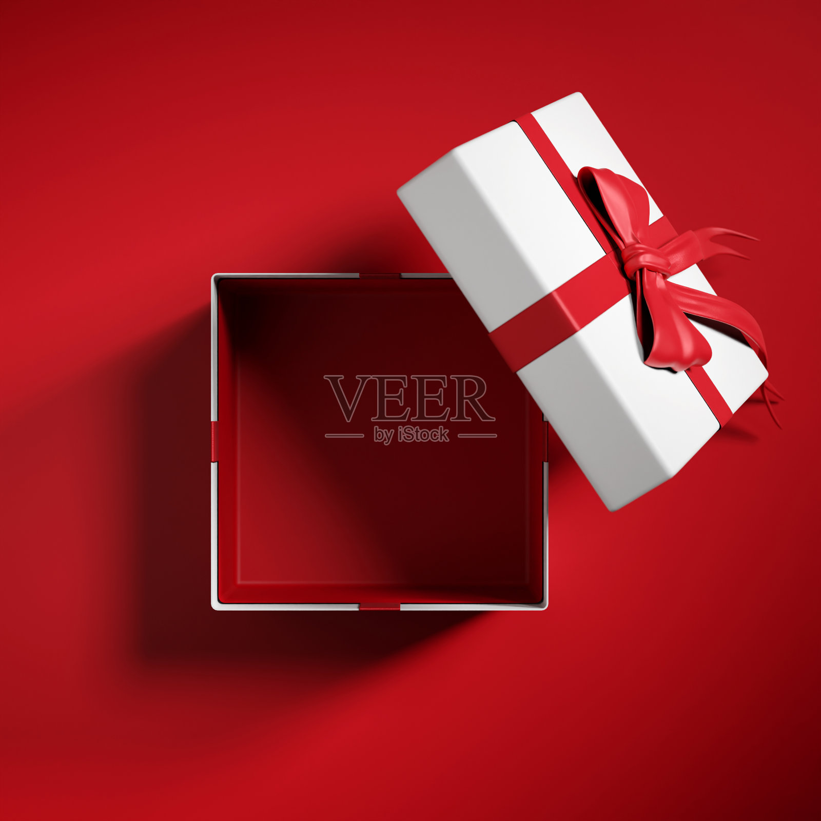 顶视图打开礼盒或礼品盒与红丝带和弓在红色背景与阴影照片摄影图片