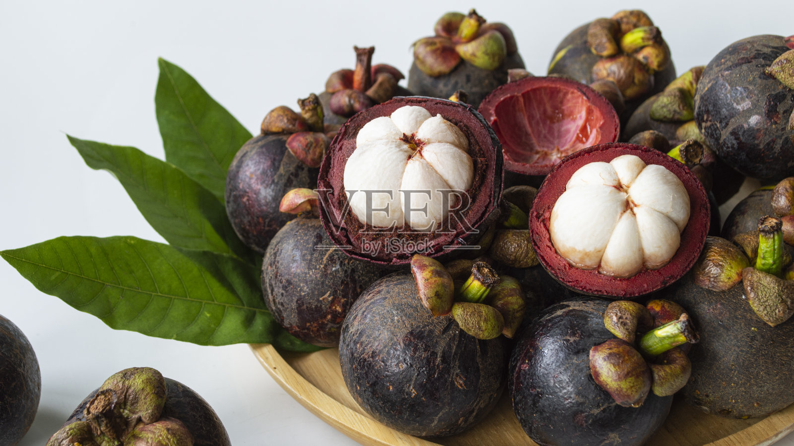 紫山竹切成两半，果肉白色。照片摄影图片