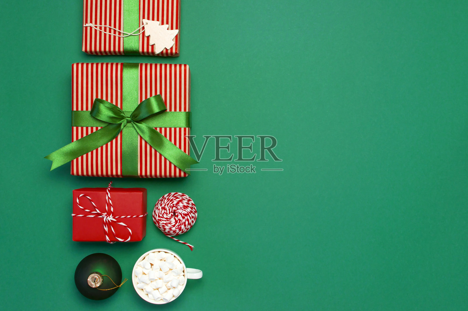 礼品盒，圣诞球，玩具，冷杉球果，绿色背景缎带。恭贺新年，恭贺圣诞，献上2019年圣诞佳节贺卡。平铺，俯视图，复制空间。照片摄影图片