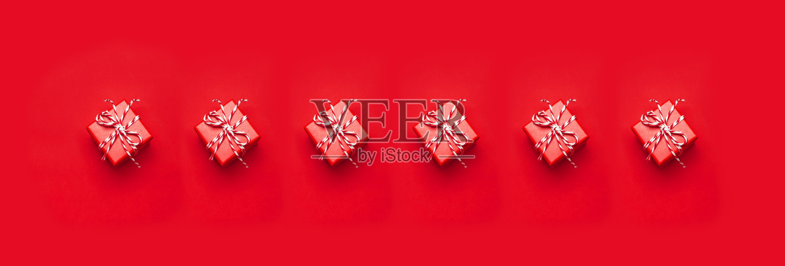 许多红色的礼品盒装饰花边在红色的背景顶视图平躺。节日概念新年或圣诞礼盒礼物圣诞假期。祝贺文本背景空间照片摄影图片