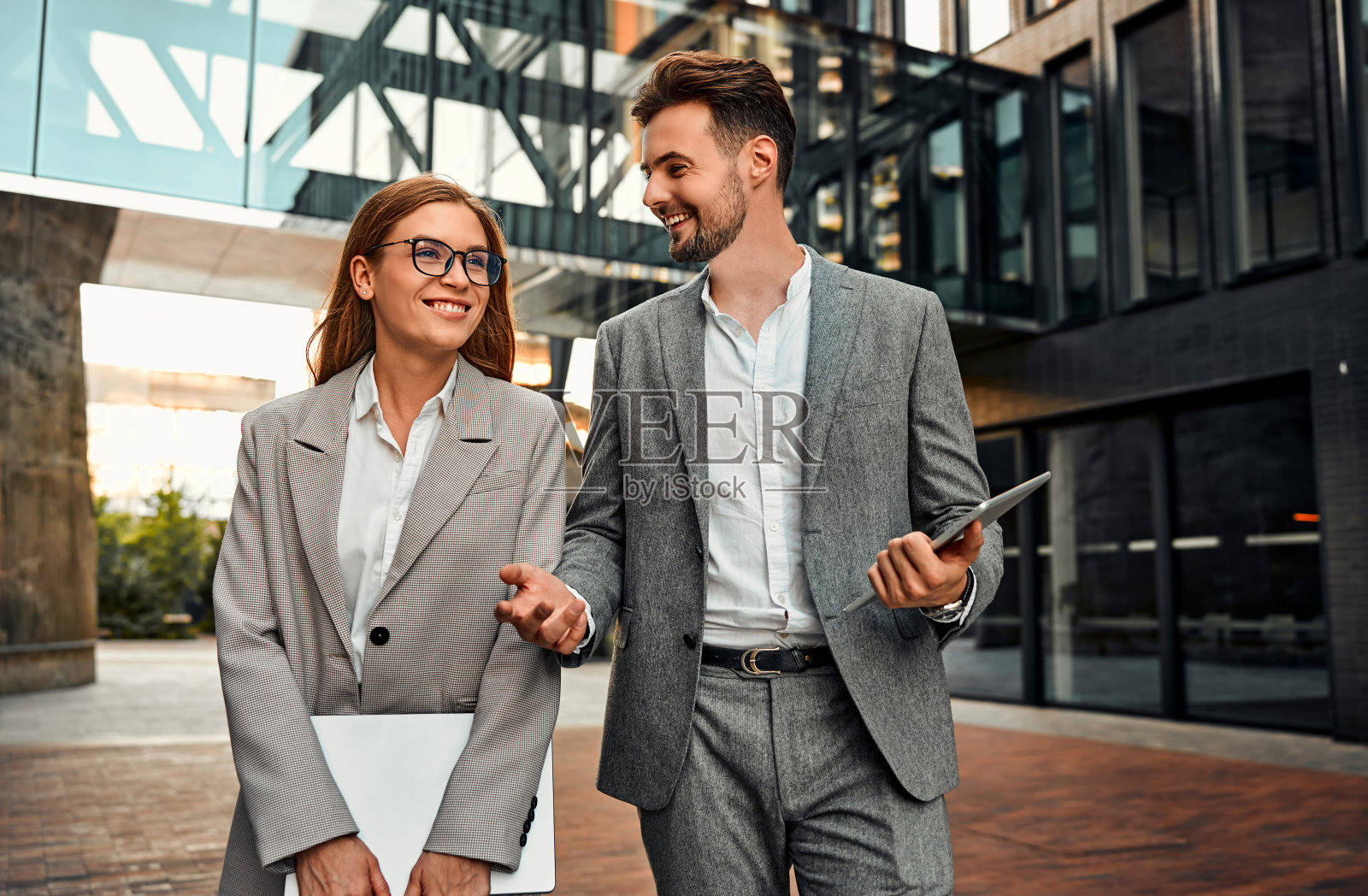 户外商务情侣照片摄影图片