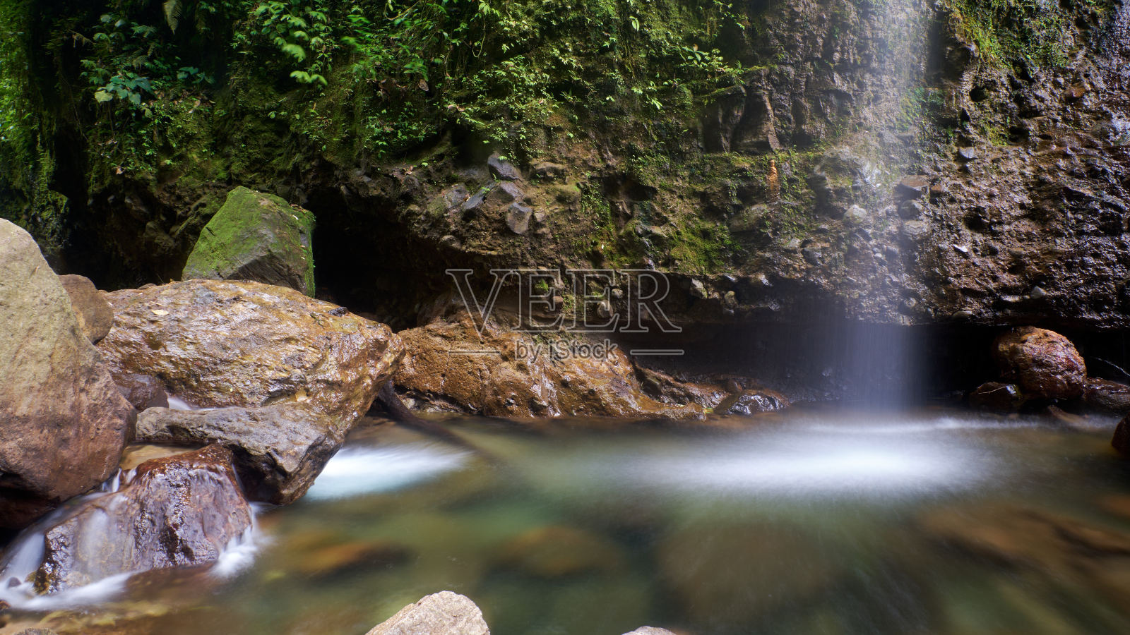 天然河石群中的小瀑布照片摄影图片