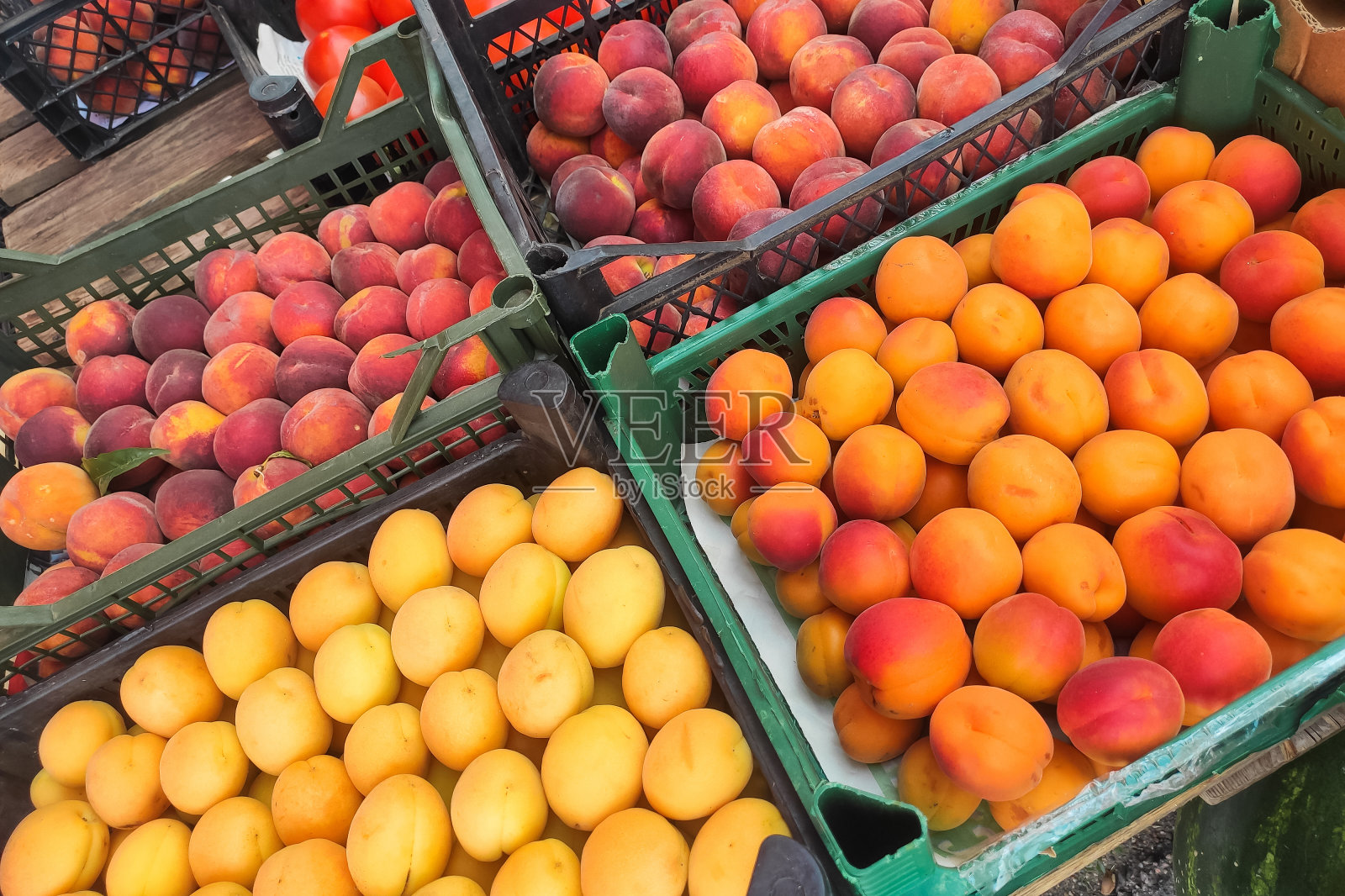 柜台上的盒子里放着大颗橙杏照片摄影图片