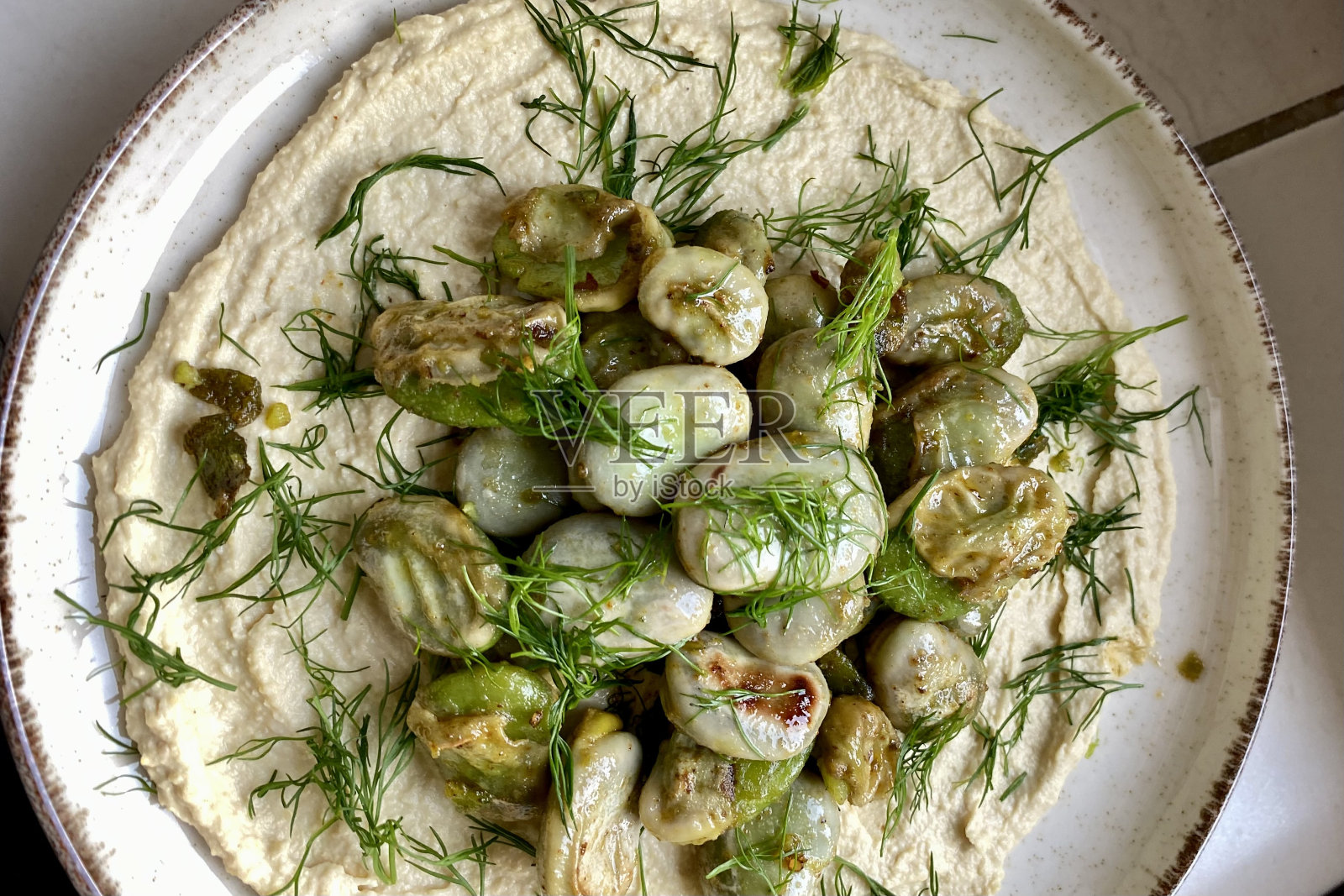 蚕豆配鹰嘴豆泥照片摄影图片