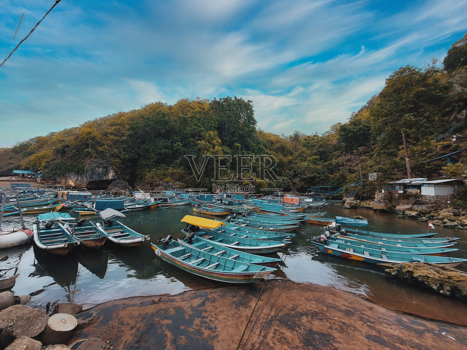图为，停在城南基都郡男爵海滩的渔船照片摄影图片