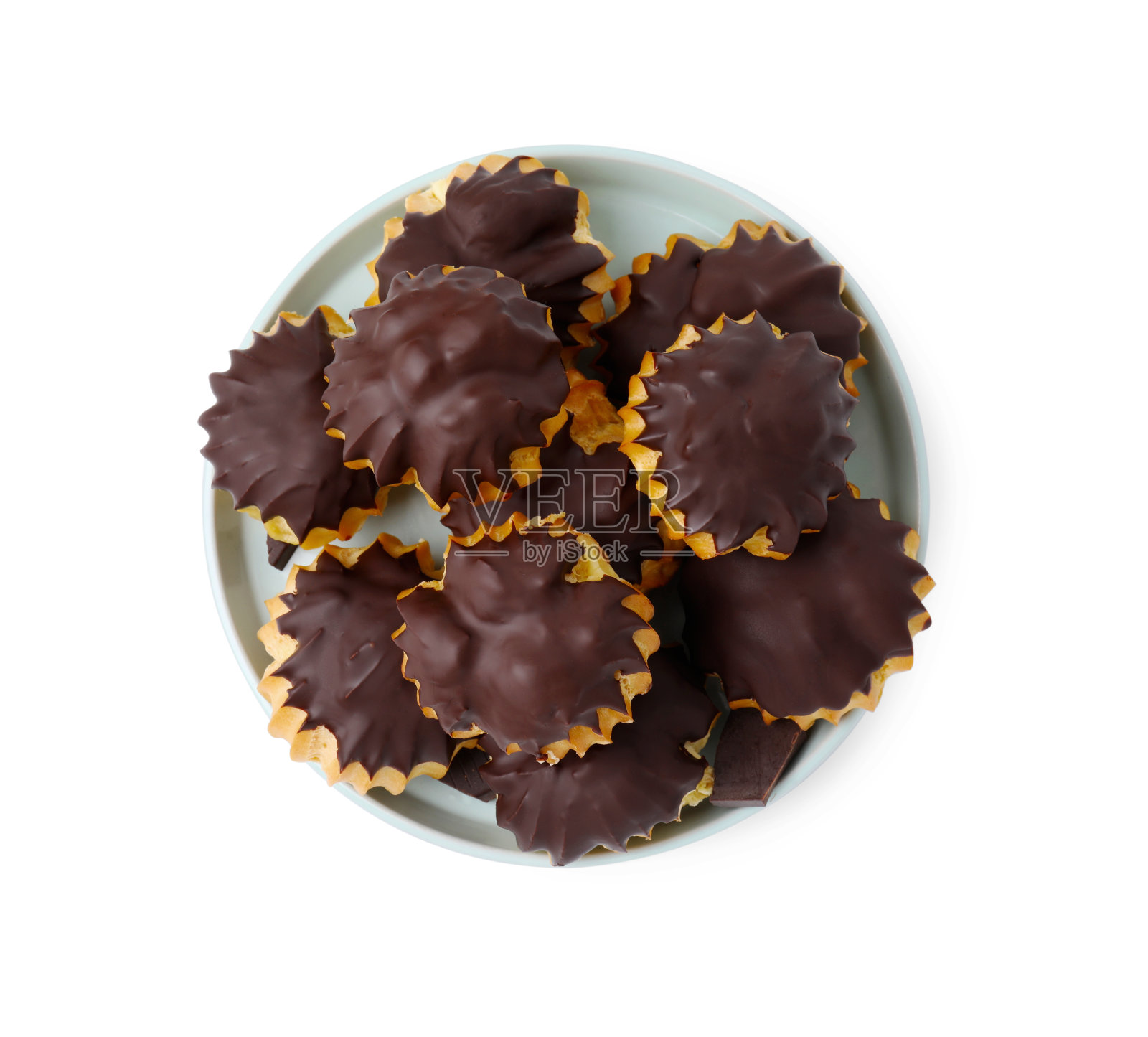 美味的profiterole与巧克力涂抹隔离在白色，俯视图照片摄影图片