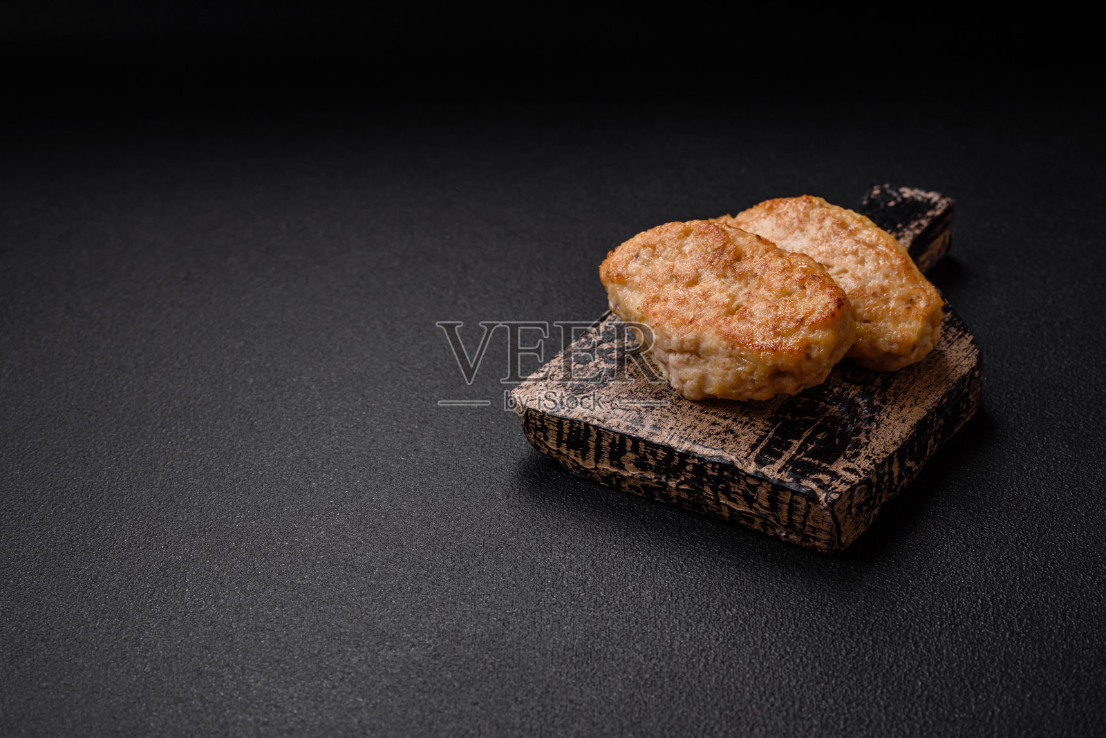 美味多汁的肉排或肉丸，由切碎的鸡肉加盐和香料制成照片摄影图片