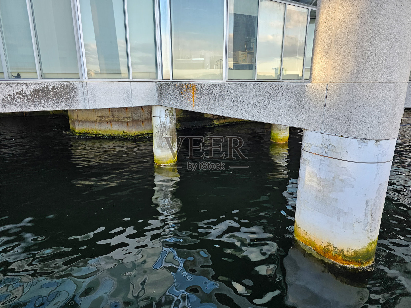 水中的柱子照片摄影图片