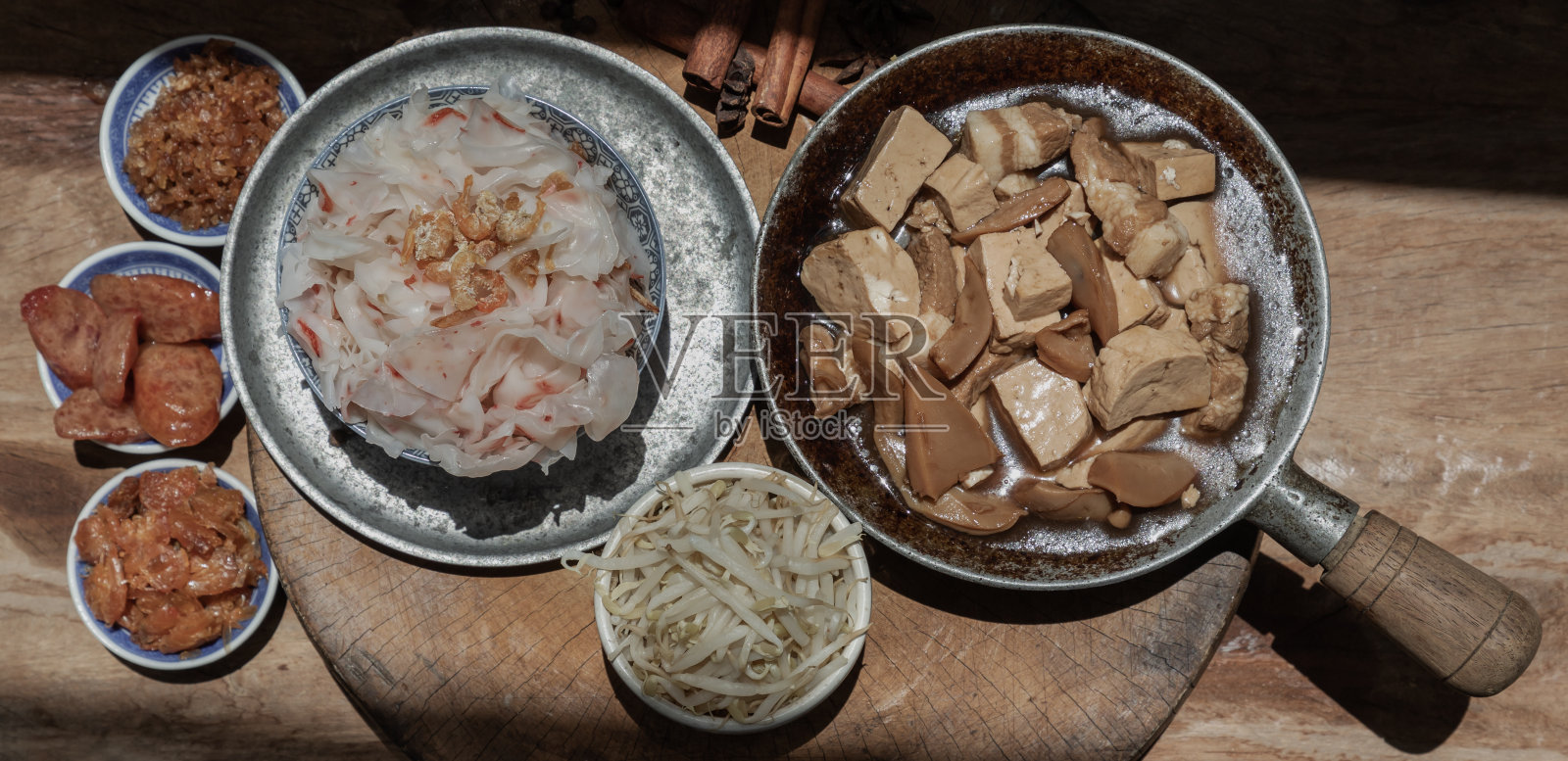 中国蒸扁米粉红烧肉，豆腐，甜酱油酥鱿鱼和豆芽，中国香肠片，炸虾干和泡菜萝卜与腌制辣椒。照片摄影图片