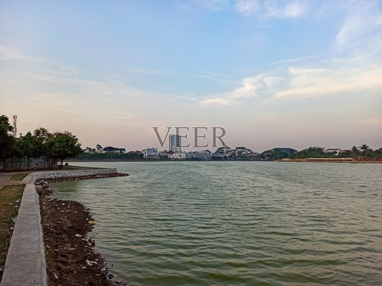 下午市中心美丽的湖景照片摄影图片