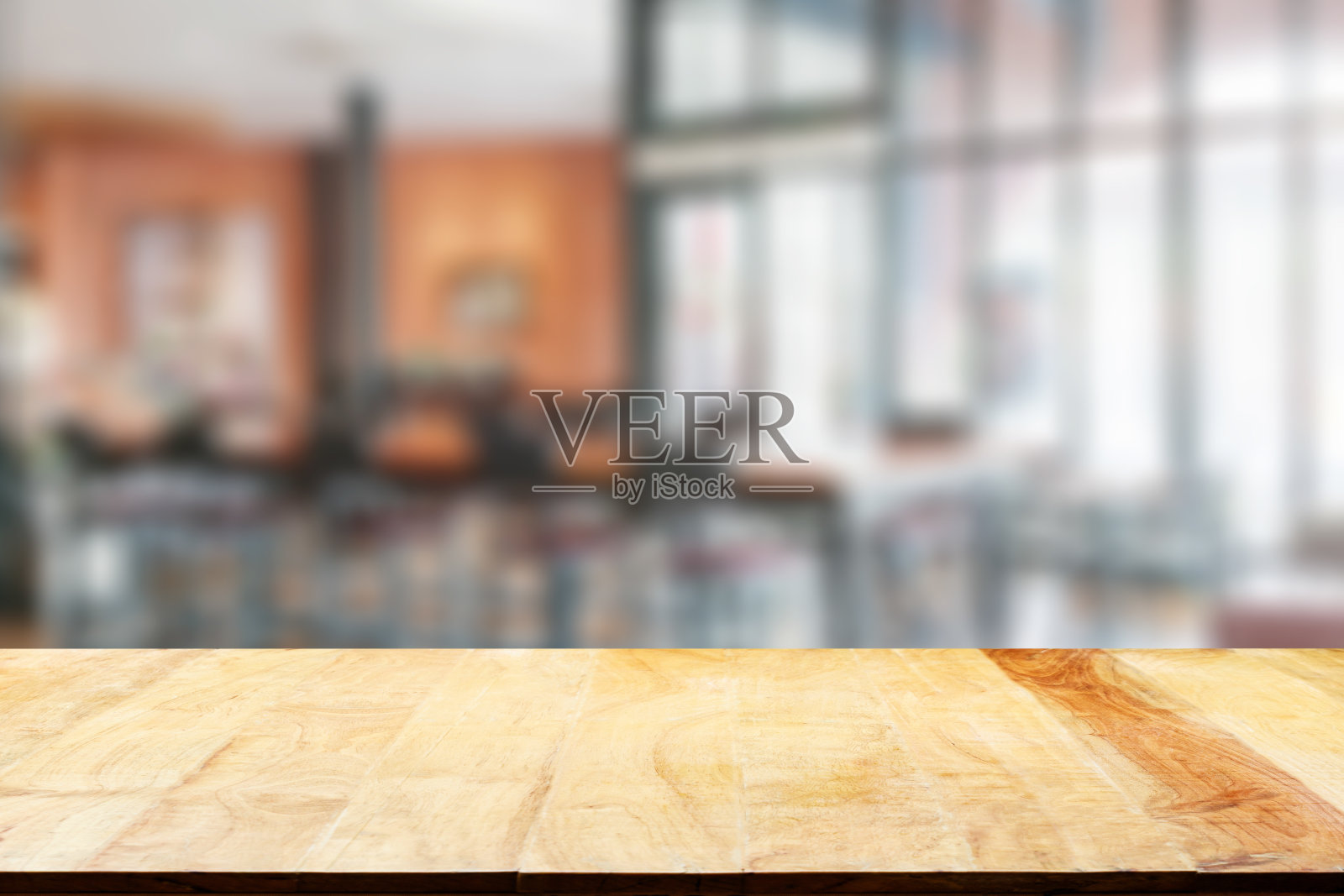 空木桌和模糊咖啡厅背景，产品陈列照片摄影图片