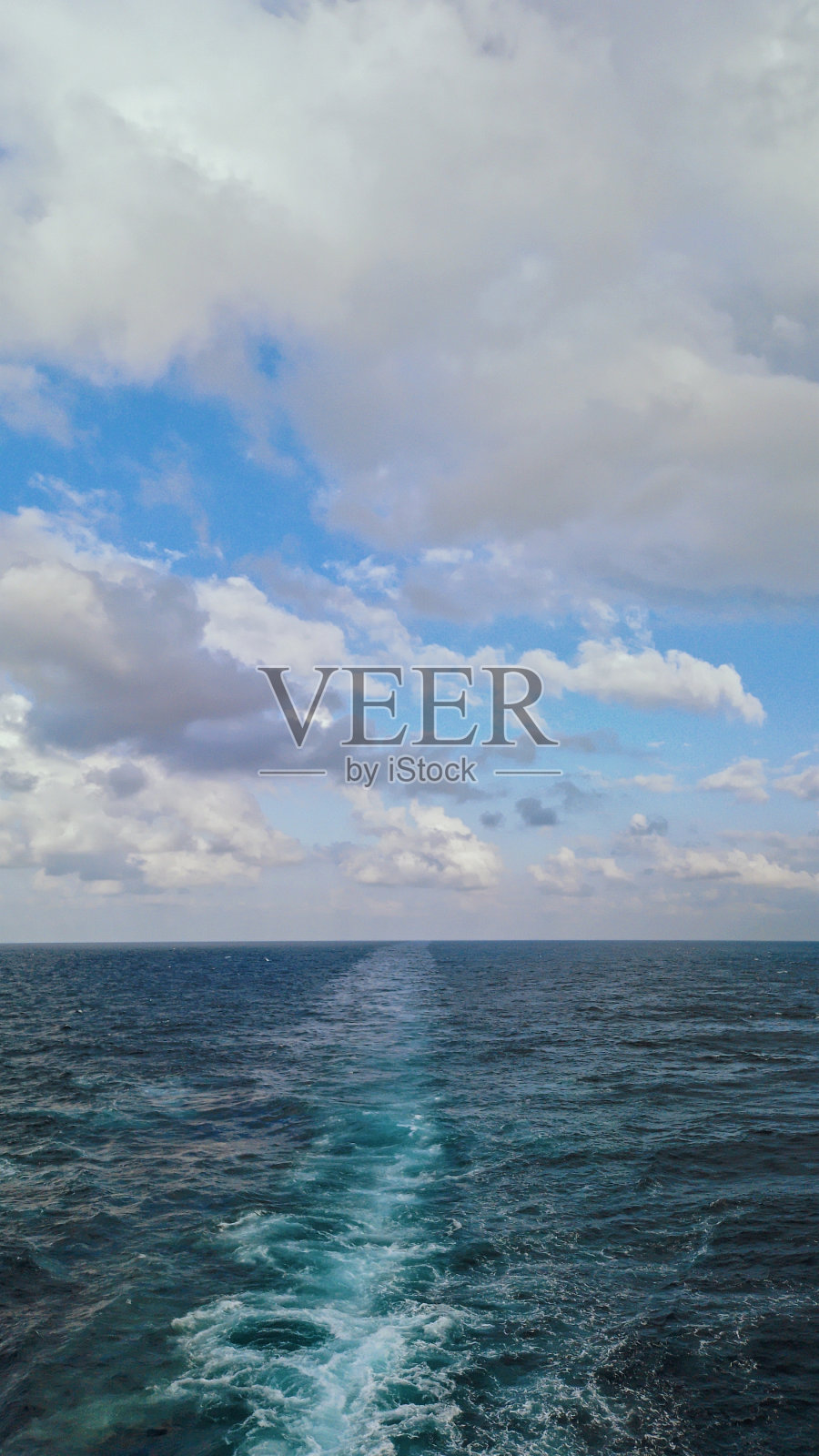 早晨，当船在航行时，从船尾拍下了美丽的海景和蓝天。照片摄影图片