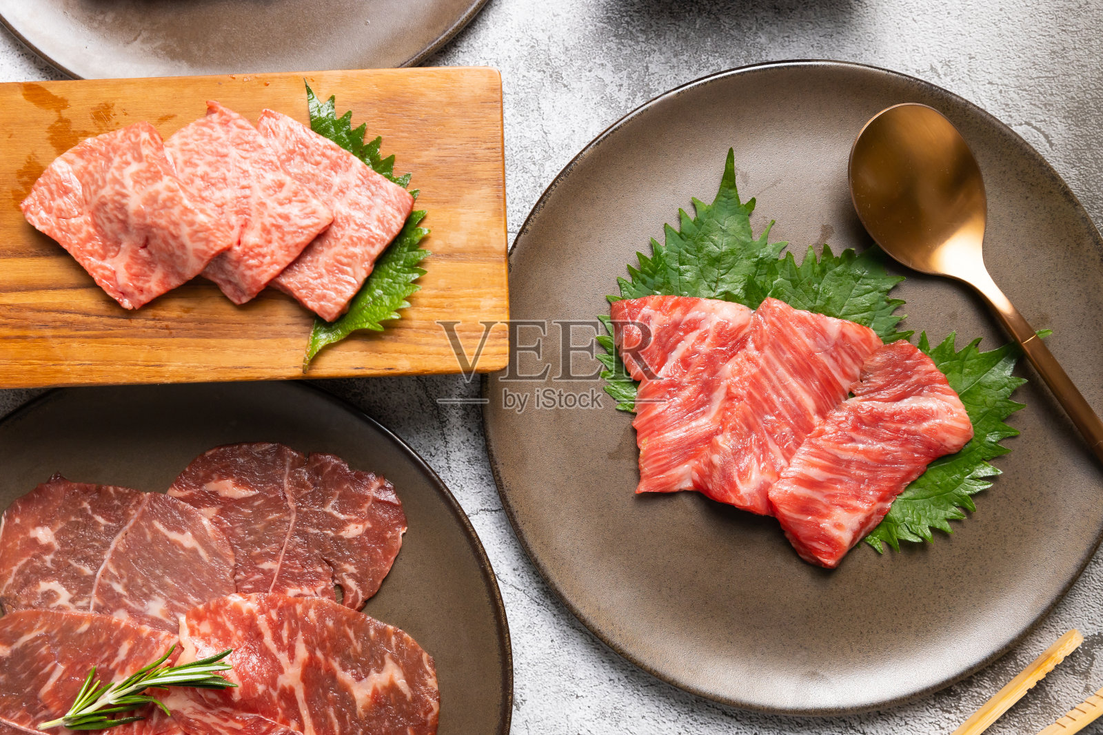 日本和韩国食品隔离在灰色的石头横幅背景俯视图品种新鲜的生牛肉牛排盘烧烤。辣椒和香草照片摄影图片